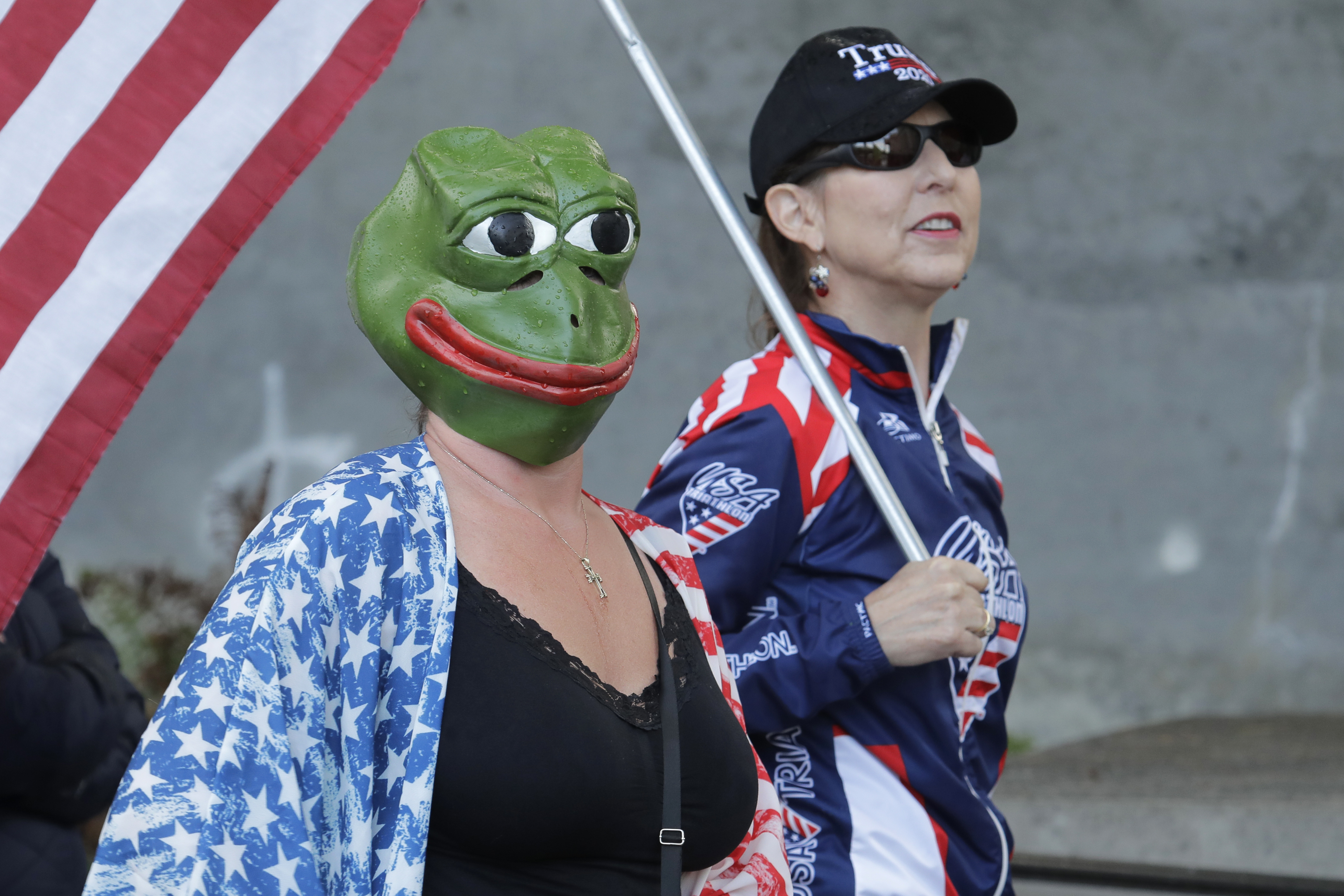 PEPE THE FROG: Frosken (masken) var bare en tegneseriefigur, men ble en meme på internett og har i det siste sentret seg rundt rasistiske, antisemittiske eller andre tematiske temaer.