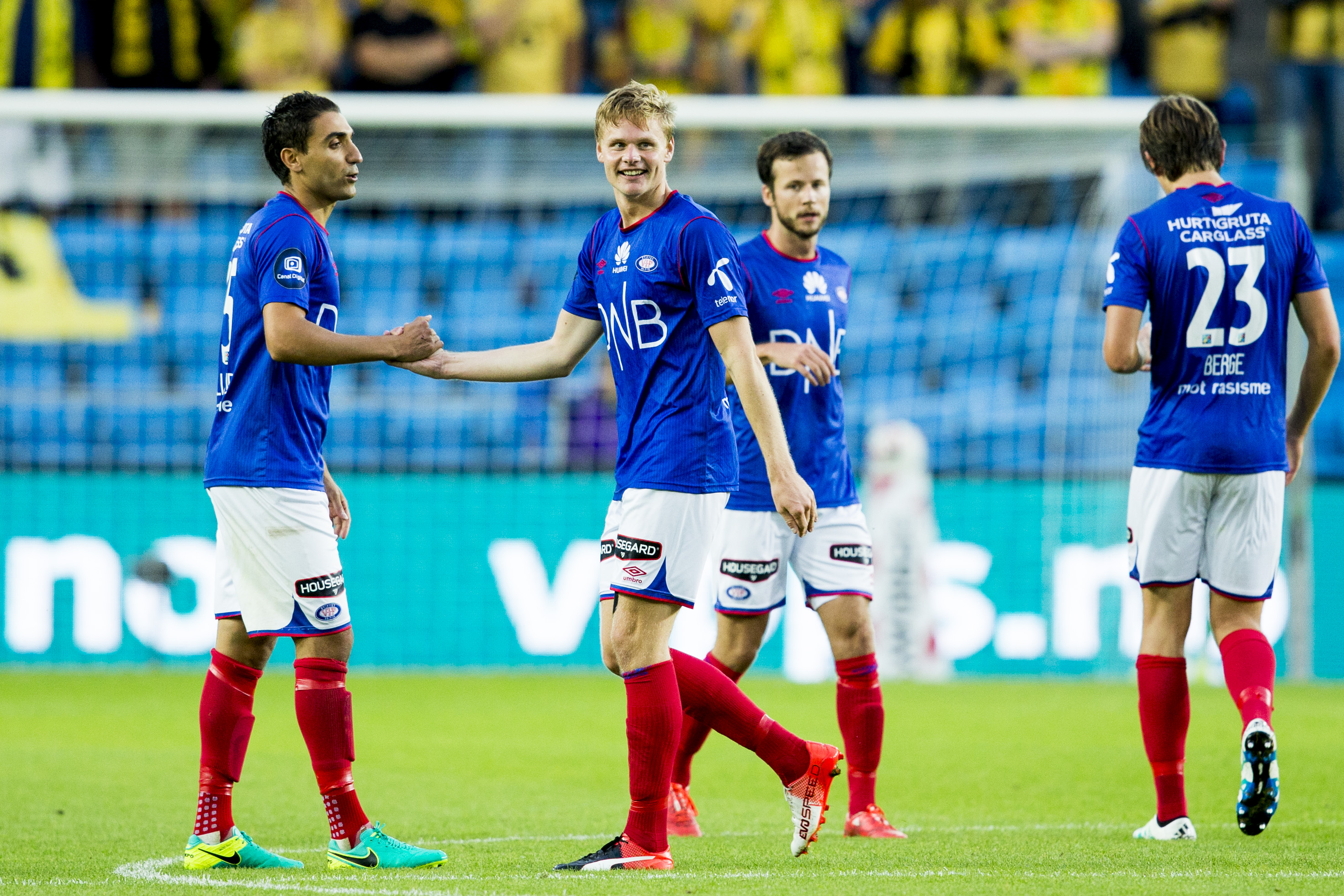 Simen Juklerød har sendt avgårde kveldens prosjektil på Ullevaa og gratuleres av Moa Abdellaoue.