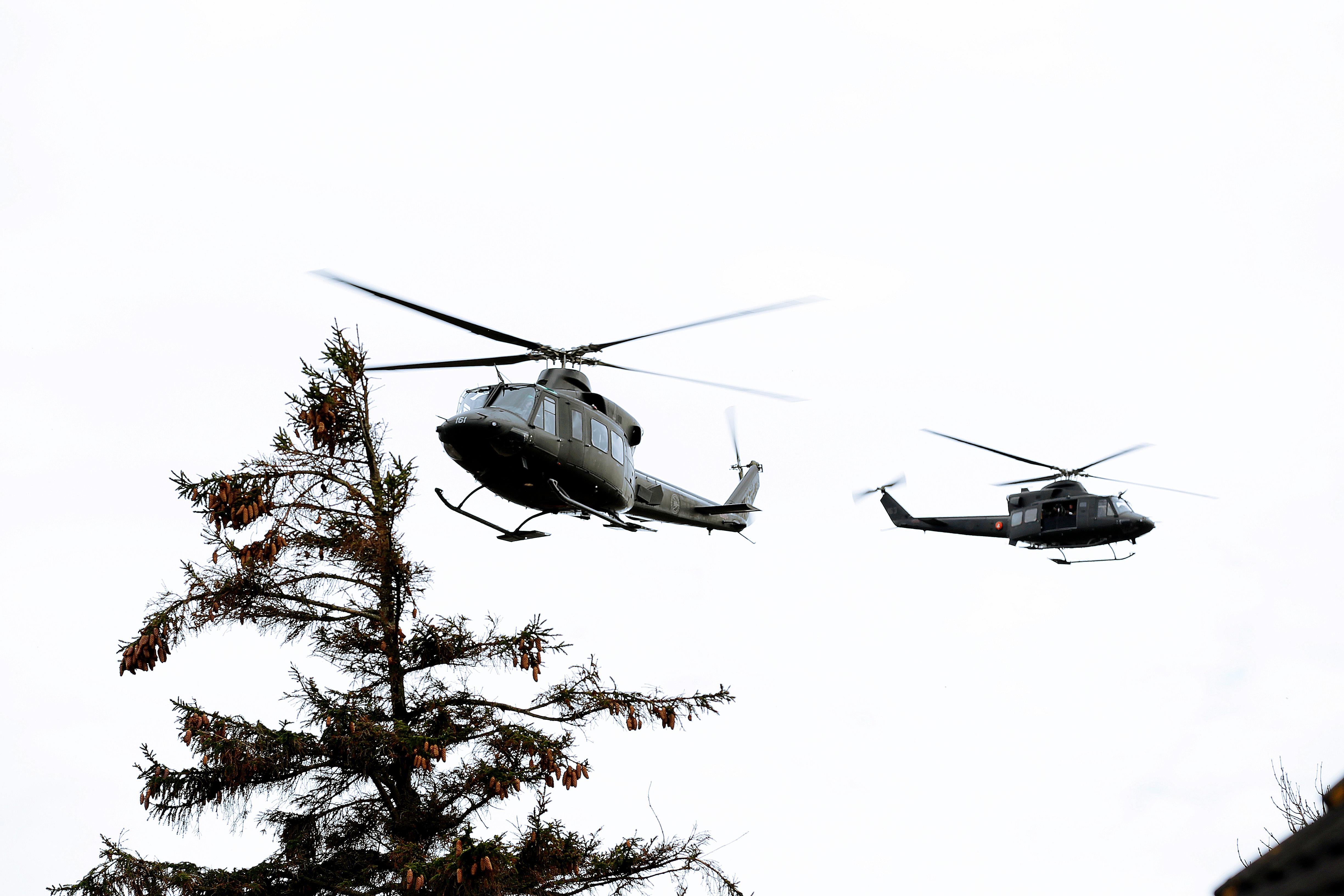 To Bell 412 SP helikoptere fra 139 Luftving under en øvelse sammen med Forsvarets spesialkommando / Two Bell 412 SP helicopters from 139 Air Wing during a exercise with Norwegian Special Operation Commando