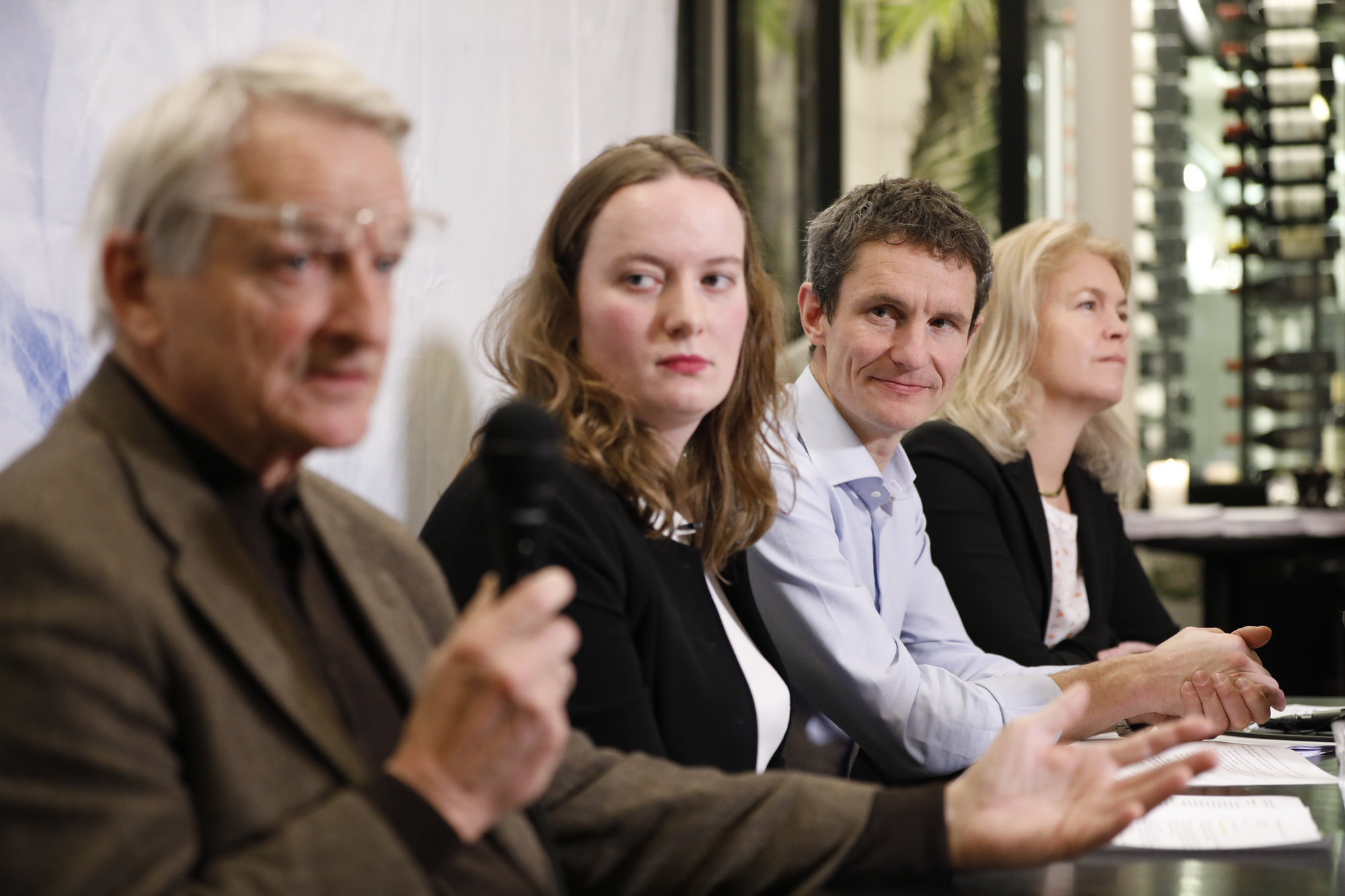 Truls Gulowsen, Greenpeace, Ingrid Skjoldvær fra Natur og Ungdom, Ketil Lund fra Besteforeldrenes klimaaksjon og advokat Cathrine Hambro under pressekonferansen på Thon Hotel Rosenkrantzgate i Oslo etter på dommen i klimarettssaken. Foto: Gorm Kallestad / NTB scanpix