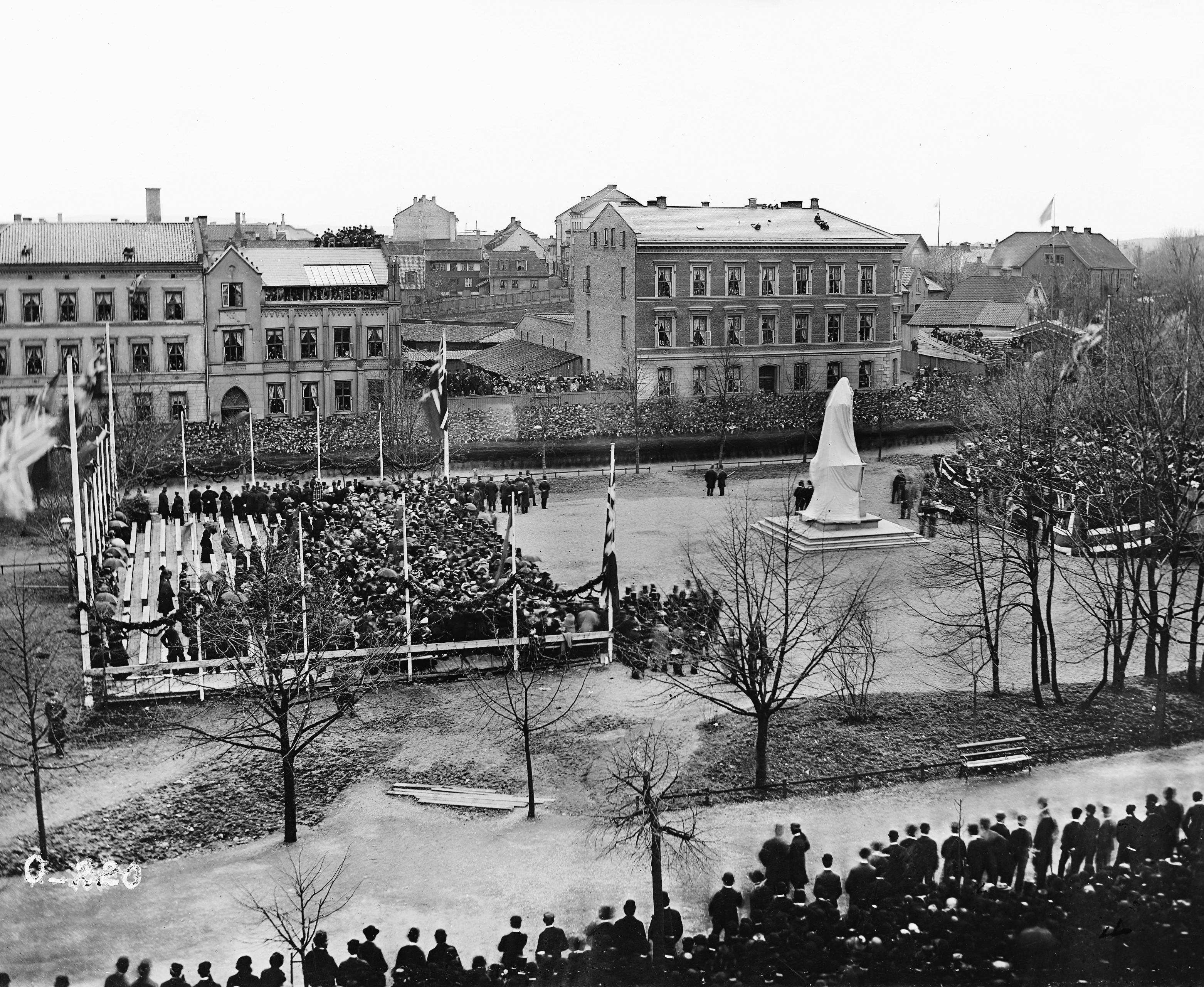 17. MAI 1881: Bjørnstjerne Bjørnson ble etter mye diskusjon valgt til å tale ved avdukinga av Wergelands-statuen på Eidsvolls plass. FOTO: OLE TOBIAS OLSEN/OSLO MUSEUM