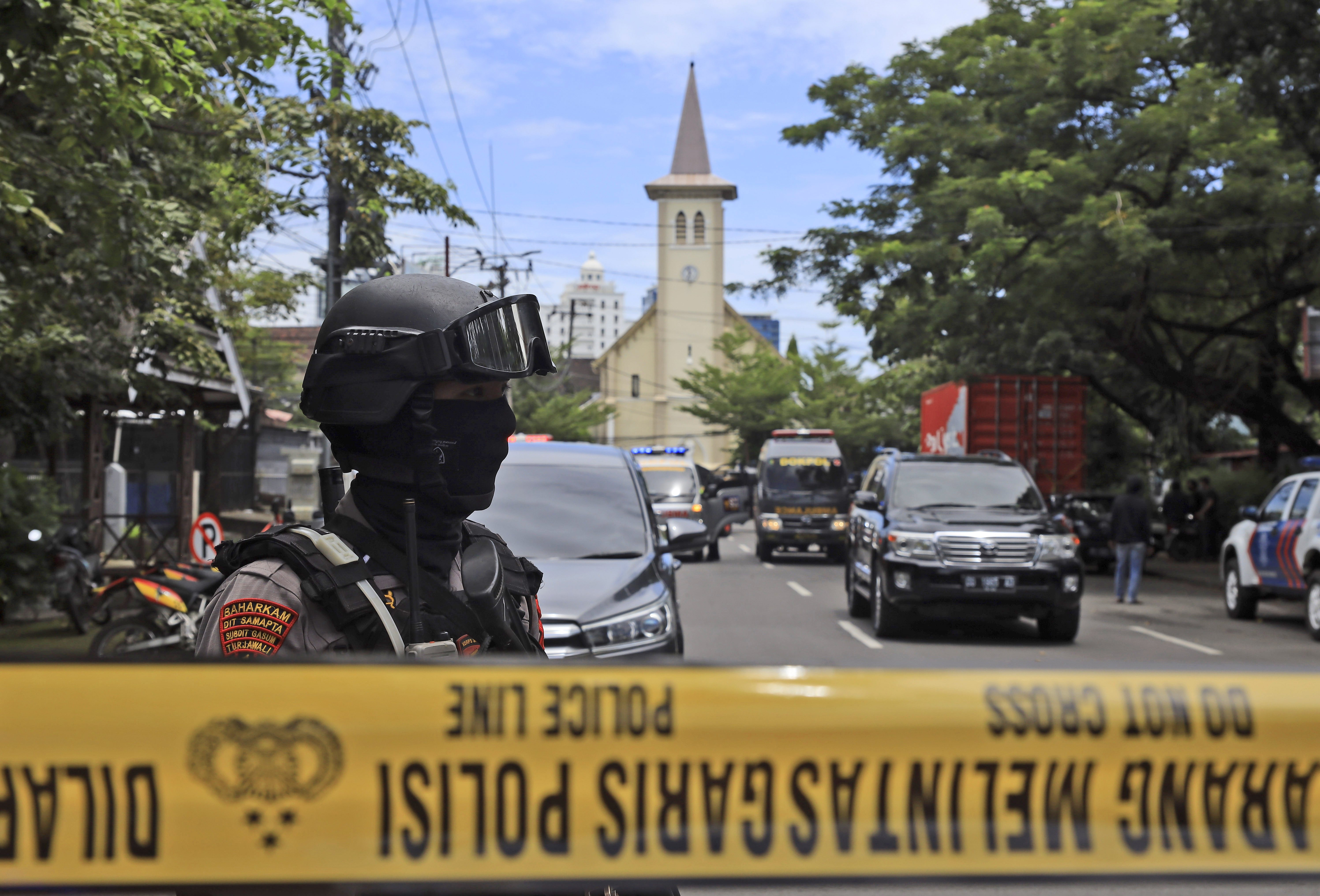 Bombdåd vid katedral i Indonesien