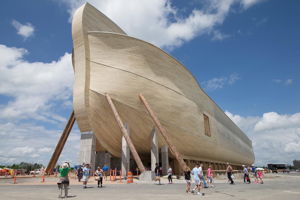 Denne kopien av Noahs ark står i fornøyelsesparken Ark Encounter i Kentucky i USA. Parken har som utgangspunkt at Bibelens historier om skapelsen og syndfloden skal tolkes bokstavelig og forsøker å bevise det. Kreasjonisme står mye sterkere i USA: Om lag 1 av 4 amerikanere mener at Gud skapte mennesket i sin nåværende form – og ikke gjennom evolusjon.