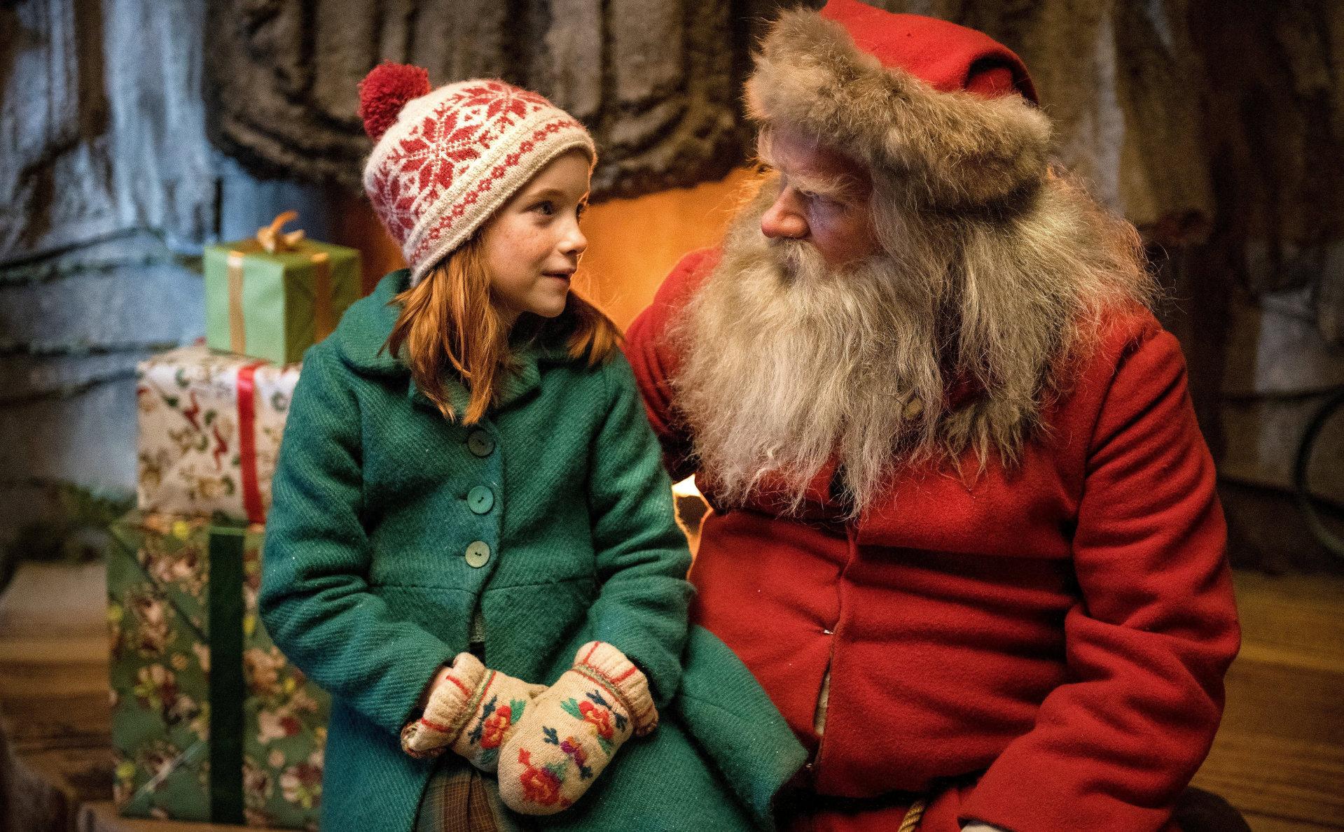 Elise (Miriam Kolstad Strand) får hjelp av Julenissen (Anders Baasmo) til å huske hva jul er.