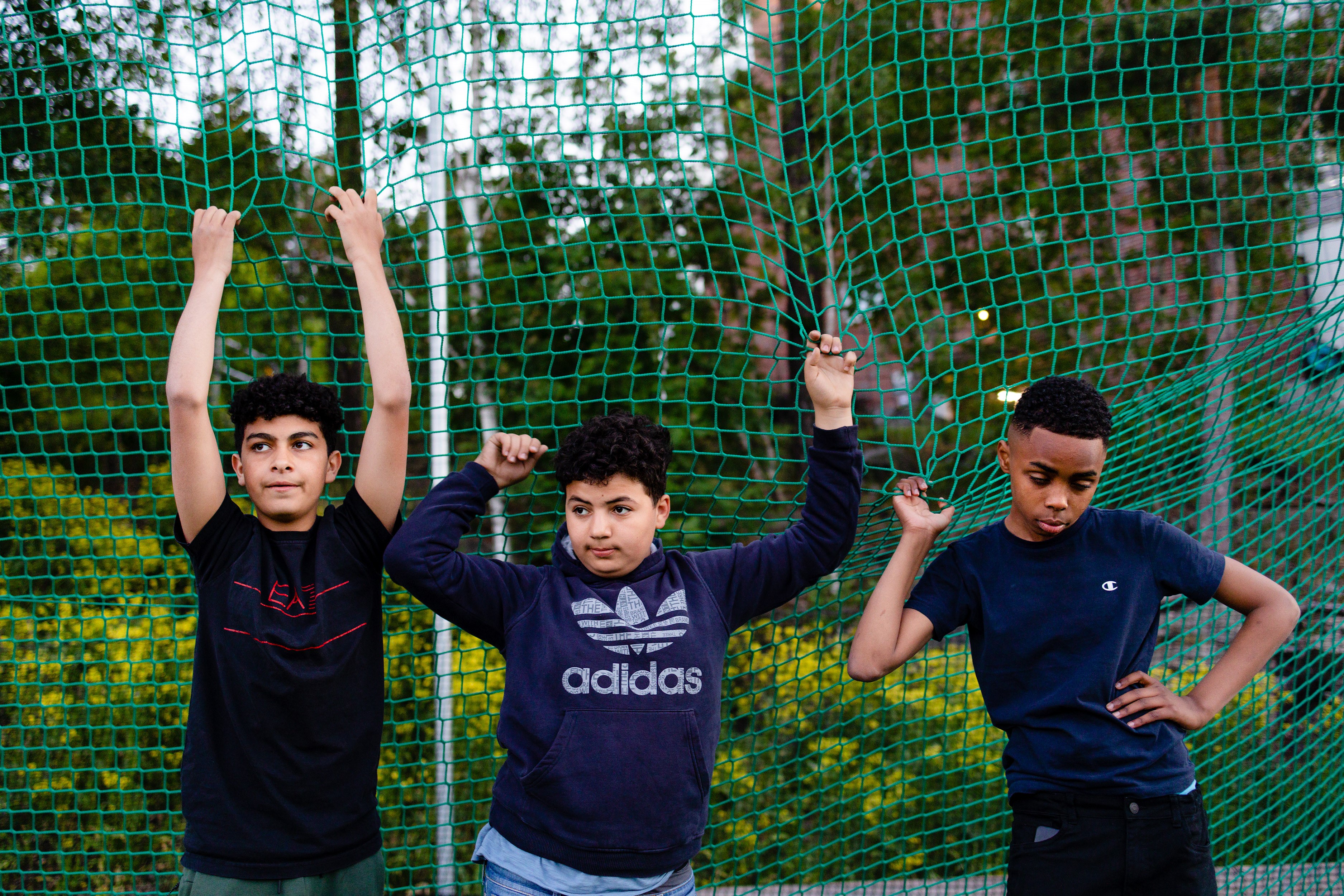 Younes, Isak og Said, alle 15 år gamle, henger på fotballbanen på Holmlia.