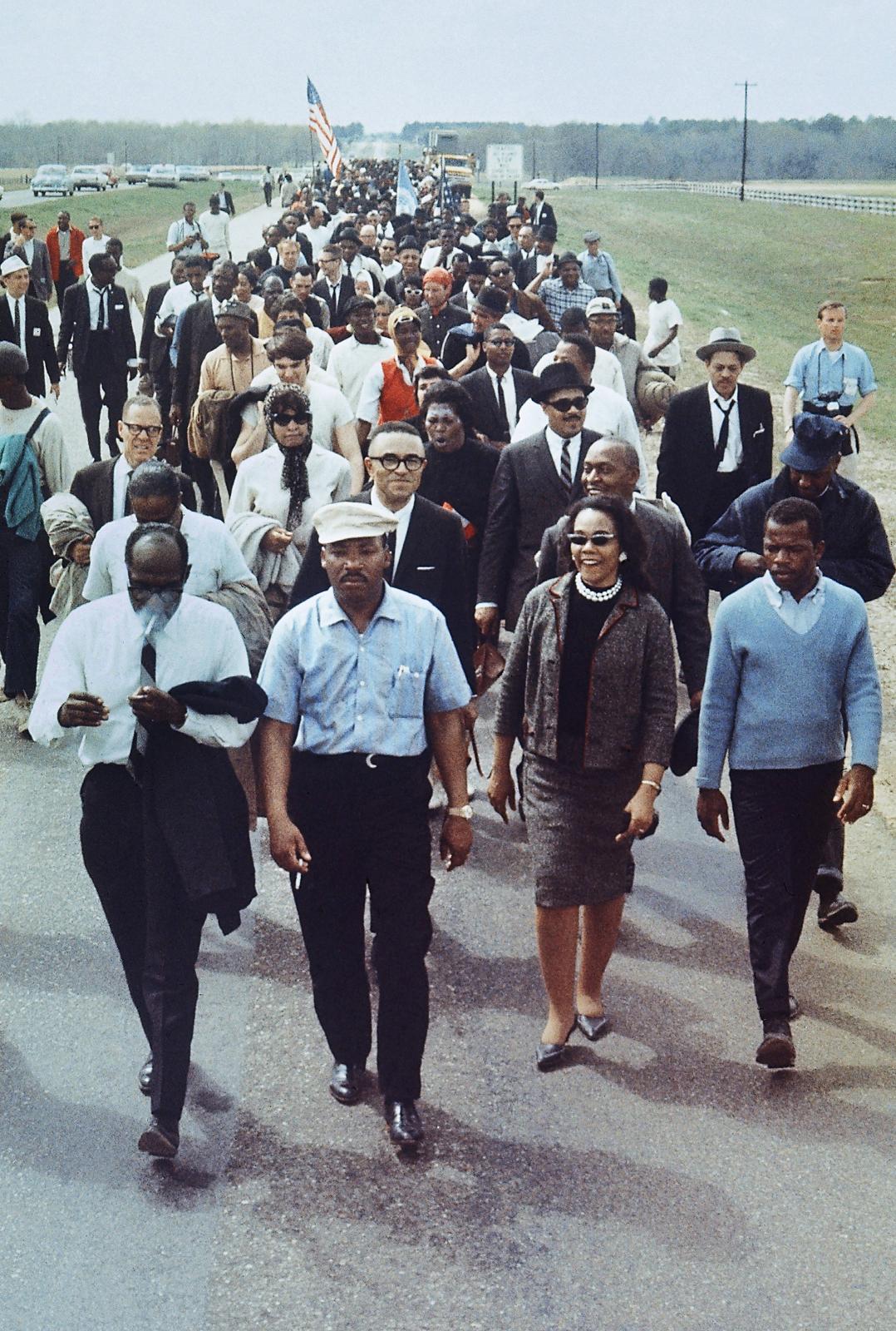 Martin Luther King leder en protestmarsch från Selma till Montgomery i Alabama mot att det i stort sett var omöjligt för svarta att registrera sig och rösta. 