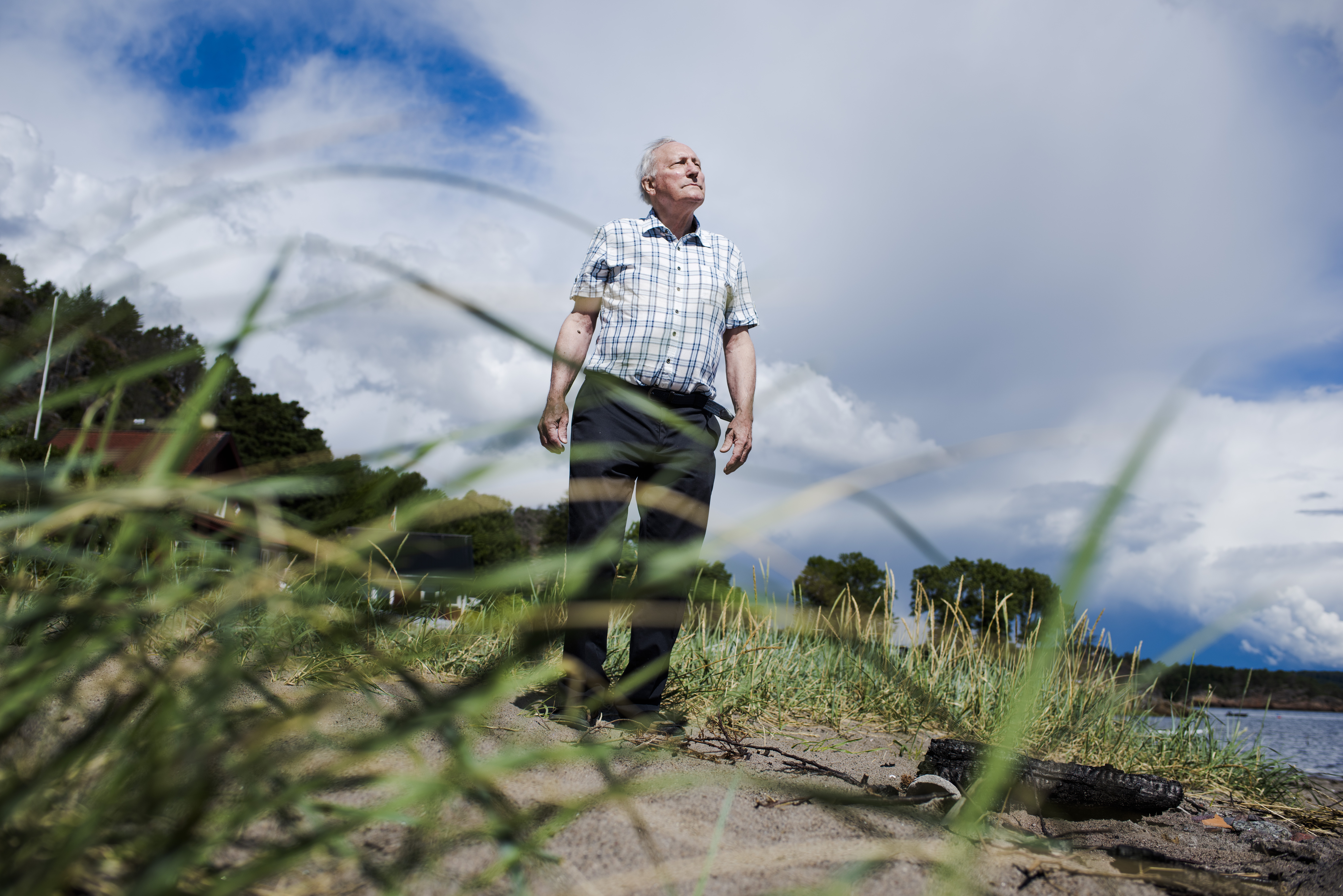 Rolf fotogarfert på Stavern utenfor Larvik. Rolf Furuli har vært en globalt anerkjent, høytstående skikkelse i Jehovas vitner i 59 år. Han er dypt religiøs, og mener Jehovas vitners lære er sannheten. Men de siste årene har han opplevd at Det styrende råd -- åtte menn i USA -- har gitt seg selv altfor mye makt. Derfor har han skrevet en bok, vel vitende om at han kom til å bli ekskludert, om hvordan deres lover og regler (særlig for ekskludering av medlemmer) ikke har grunnlag i Bibelen, og derfor er ugyldige. Han kommer aldri til å trekke det tilbake, og vil derfor leve resten av livet ute i kulda. 
FOTO: Klaudia Lech, VG