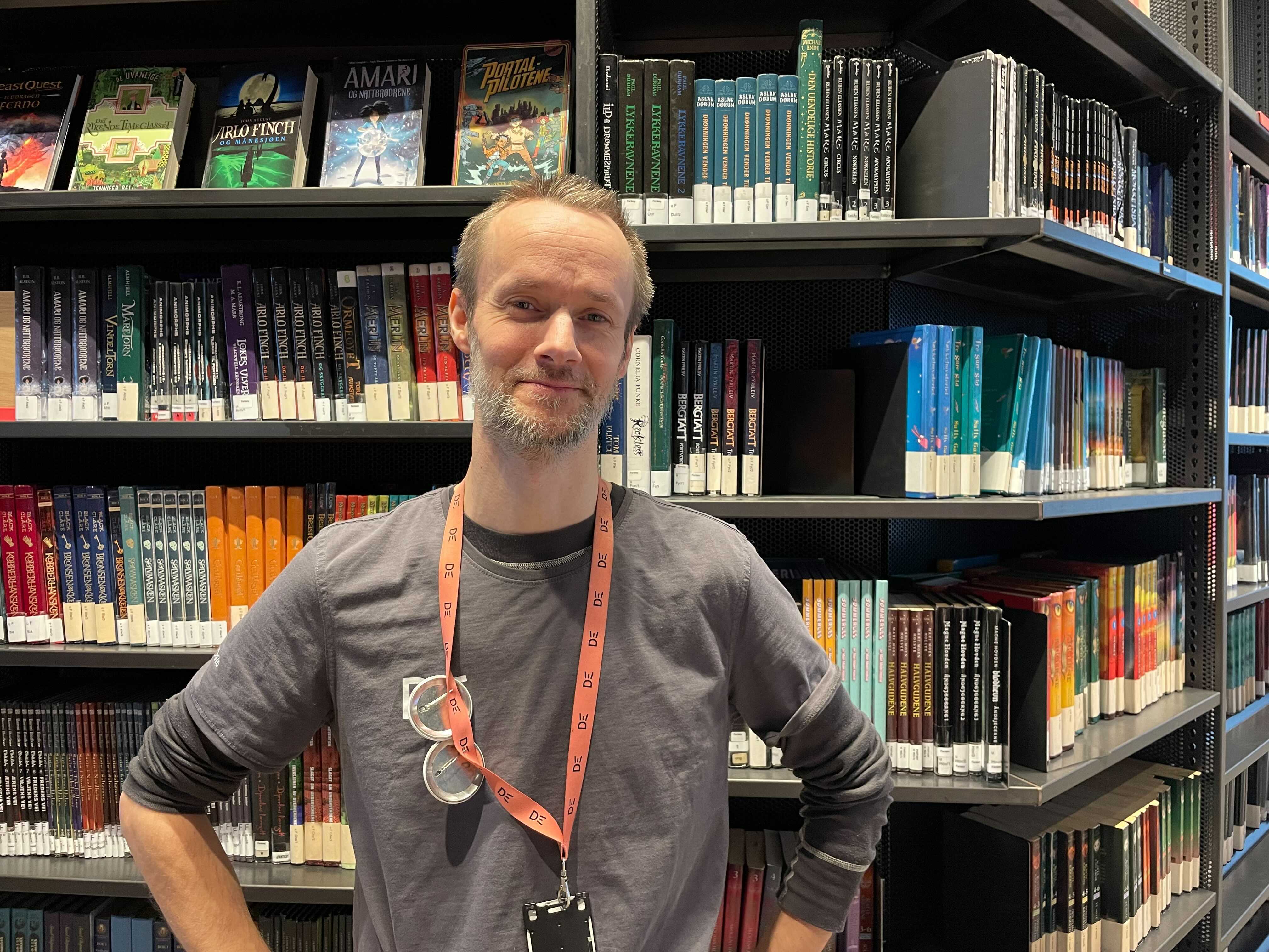 Thomas Kinck Wold jobber i barneavdelingen på Deichmanbiblioteket i Bjørvika.