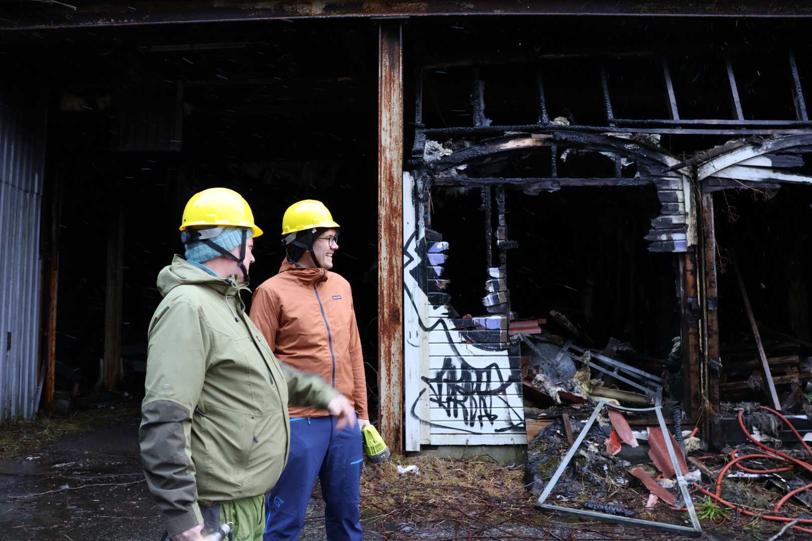 Robert Skaar og Thor Haakon Bakke ved gruveinngangen på Trengereid