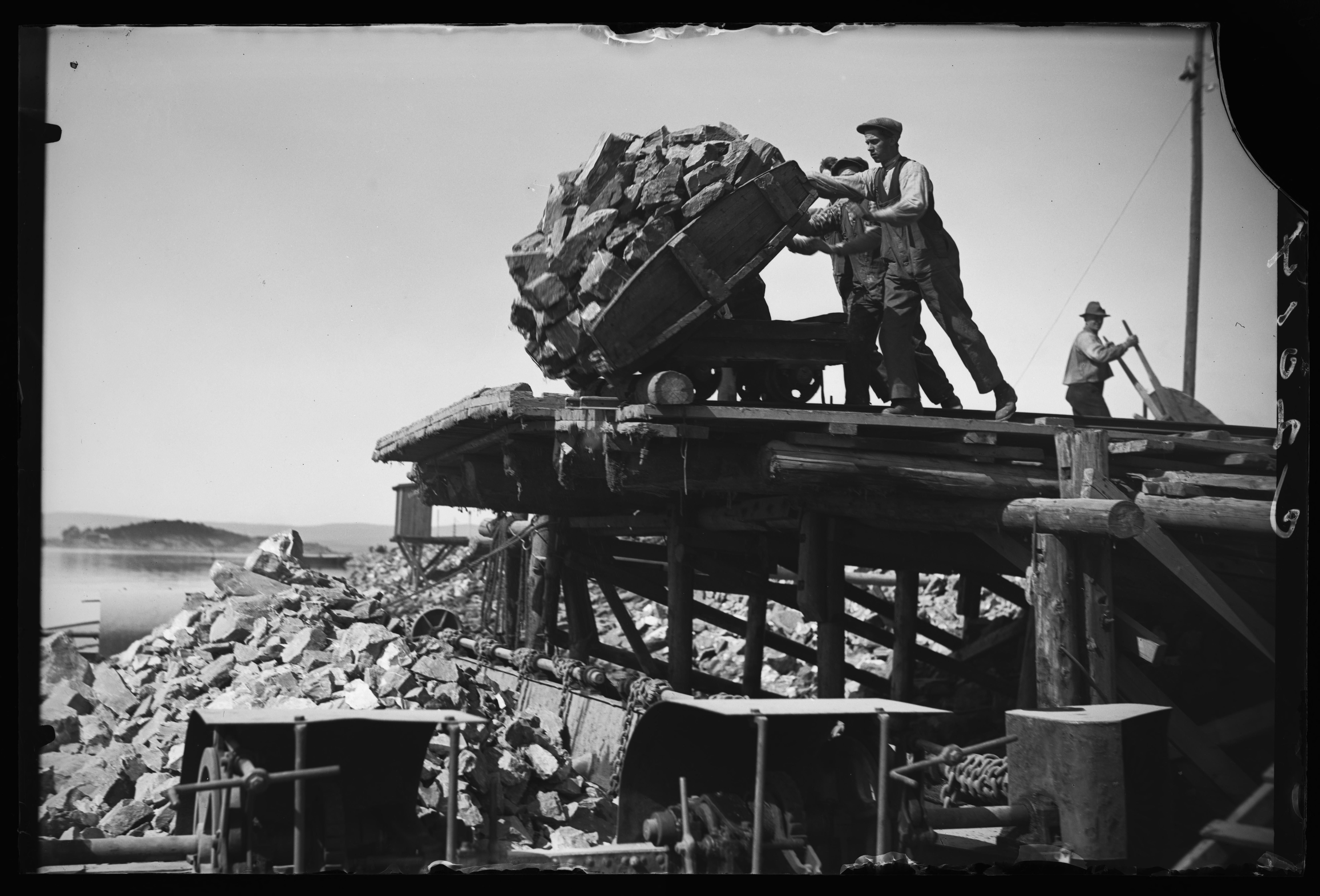Nødsarbeidere ble satt til å sprenge bort 900 000 kubikkmeter stein fra Sjursøya fram til 1934. Foto fra 1930