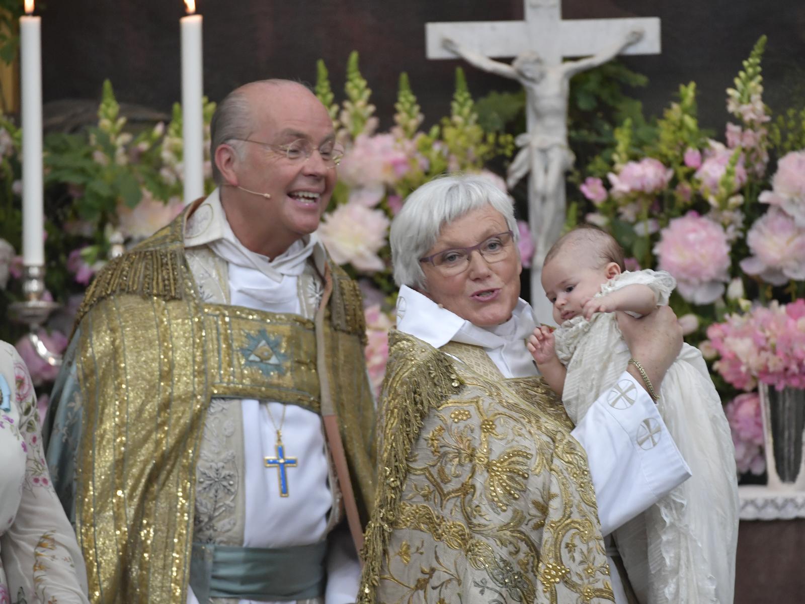 Ärkebiskop Antje Jackelén håller prinsessan Andrienne under dopgudstjänsten.