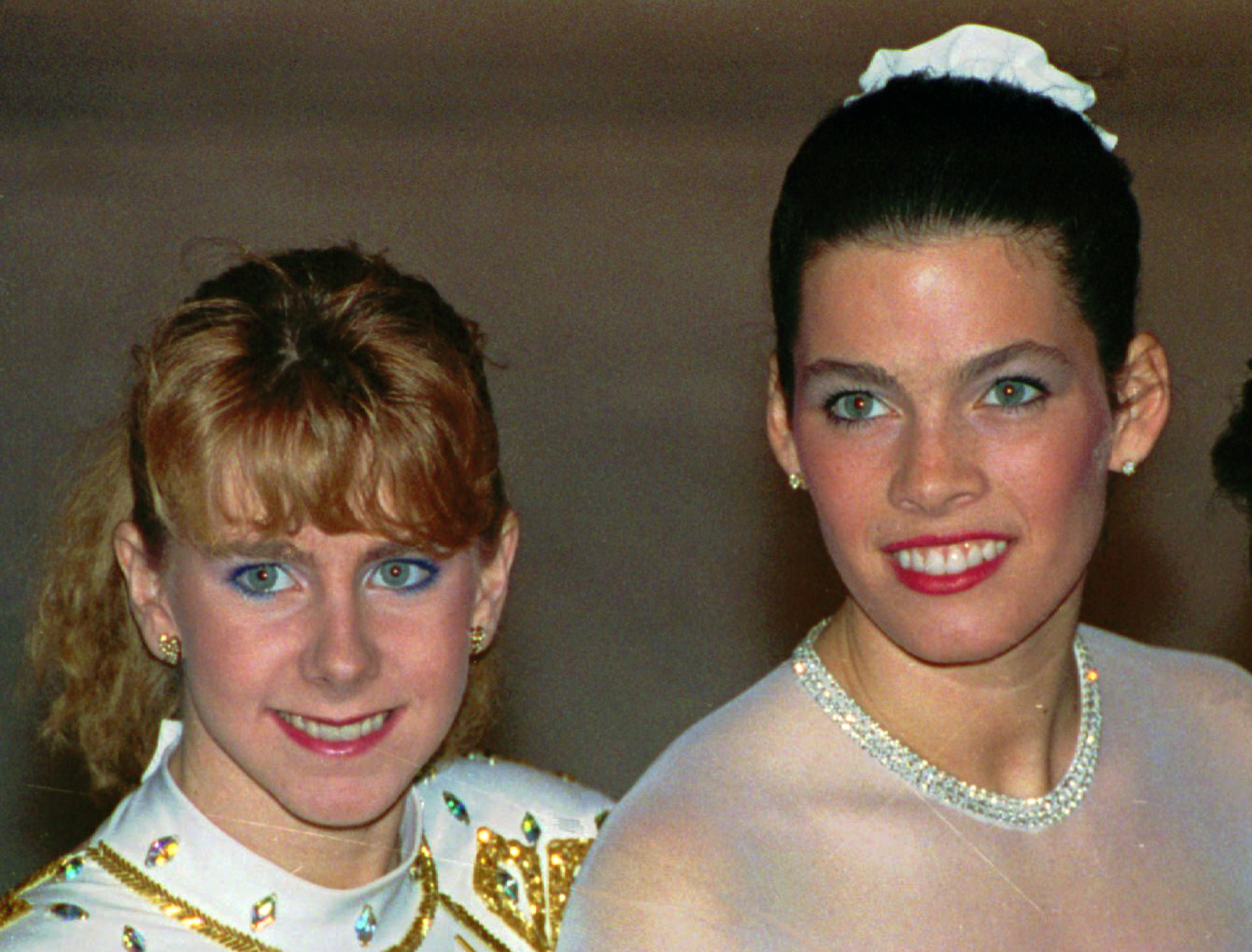 Bildet viser Tonya Harding (til venstre) og Nancy Kerrigan sammen. 