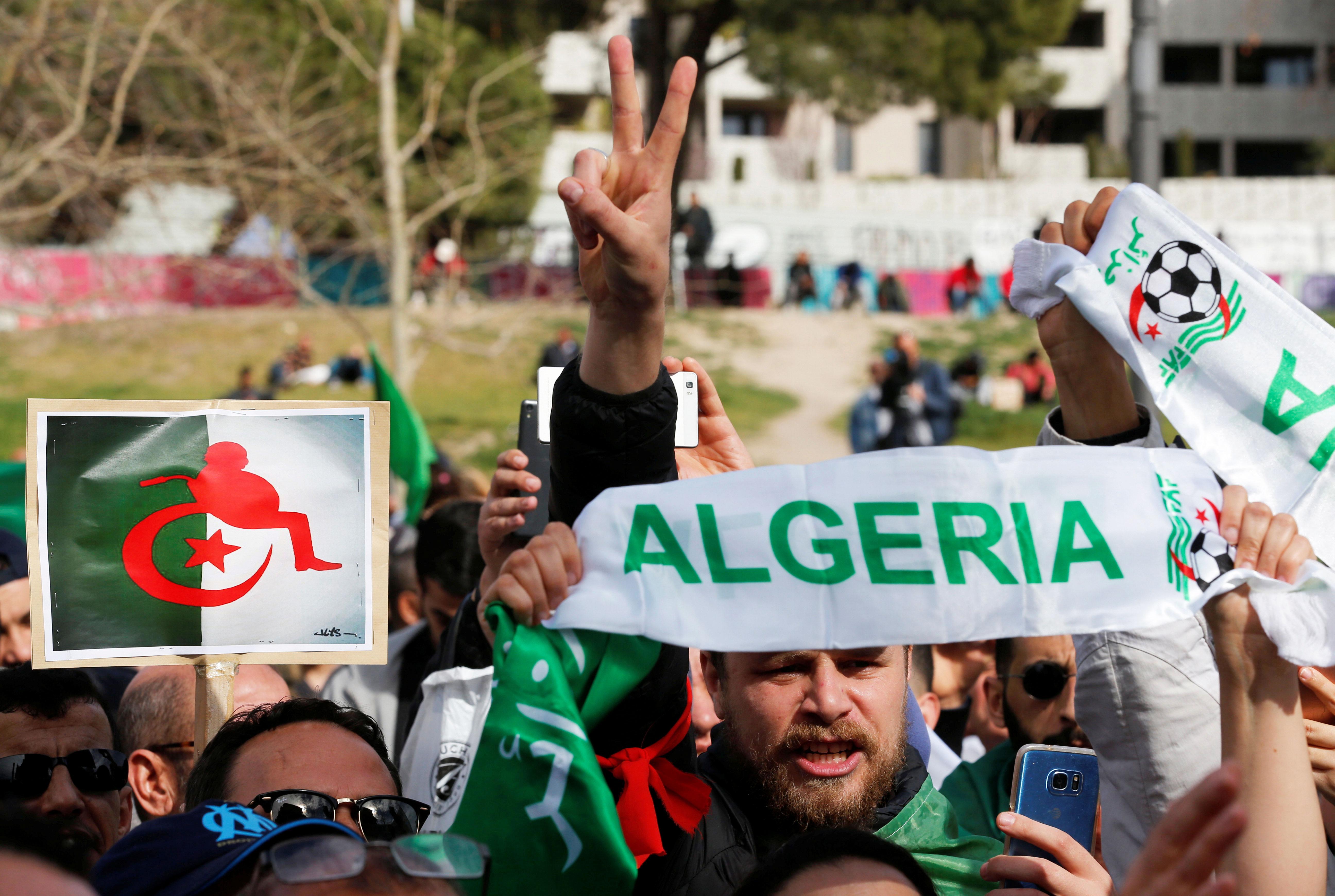 Bildet viser folk som demonstrerer i Paris i Frankrike mot presidenten i Algerie.