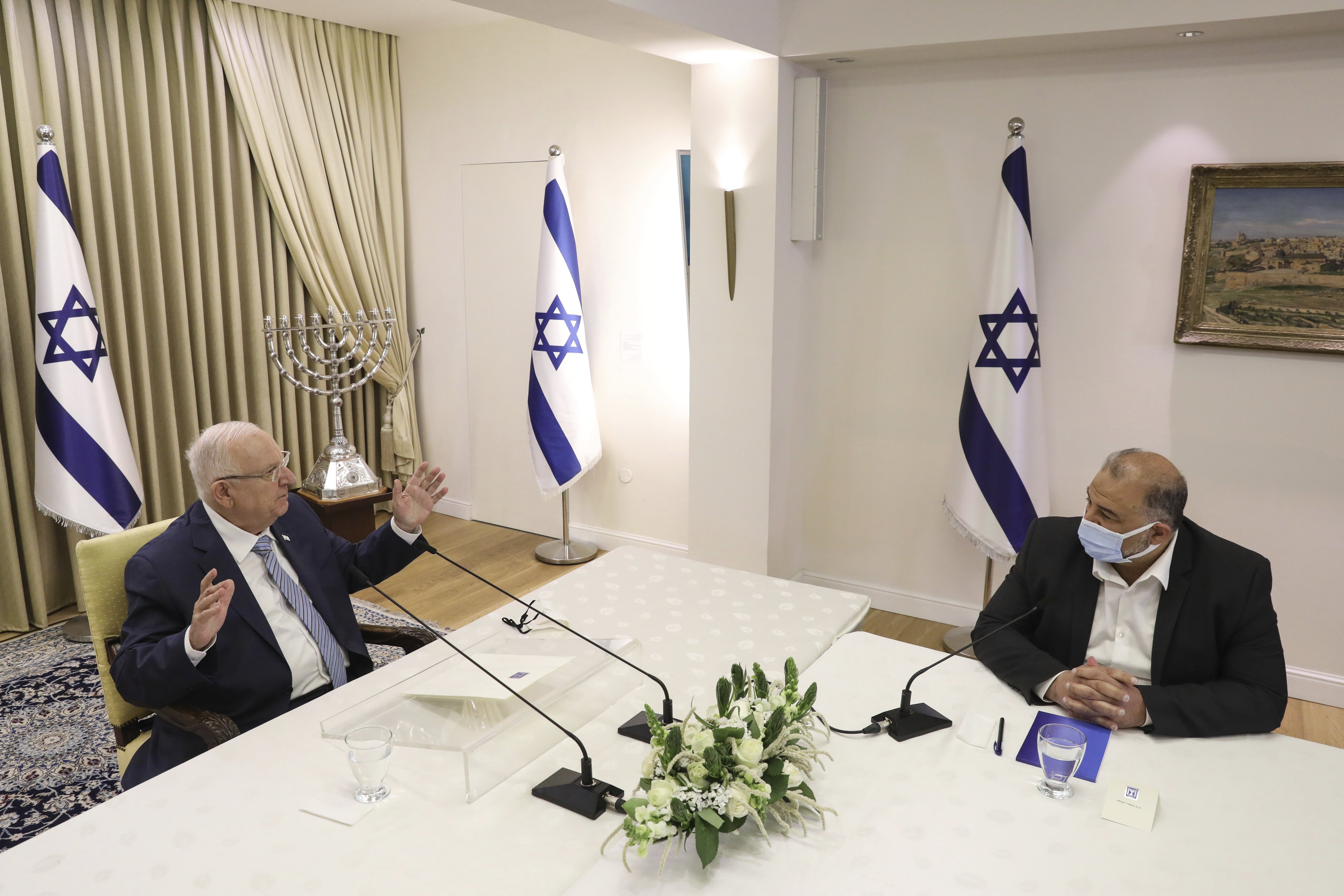 Lederen av det israelsk-palestinske islamistpartiet Raam, Mansour Abbas,(til høyre) , har diskutert sammen med President Reuven Rivlin om hvem som kan danne regjeringen den 5. April