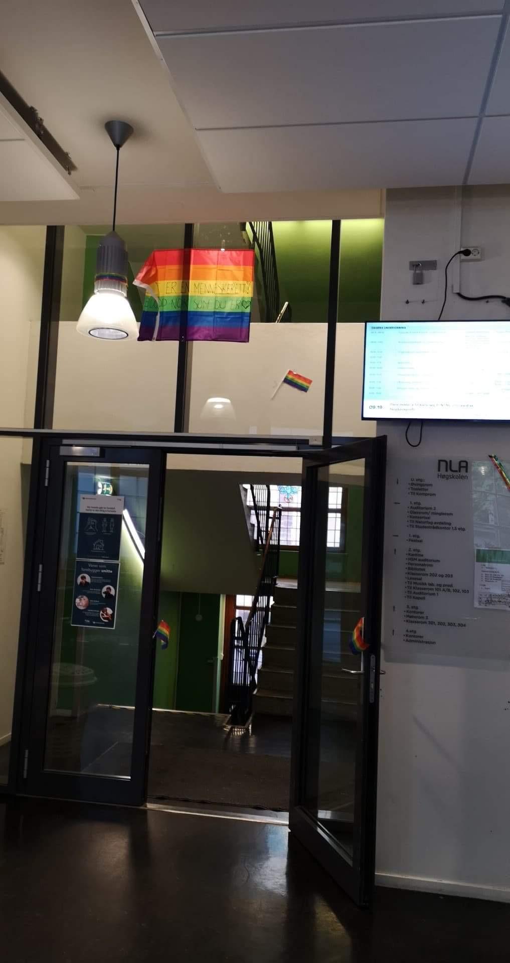 Uenigheten mellom studenter og NLA fortsetter: Nå prydes høgskolen av Pride-flagg