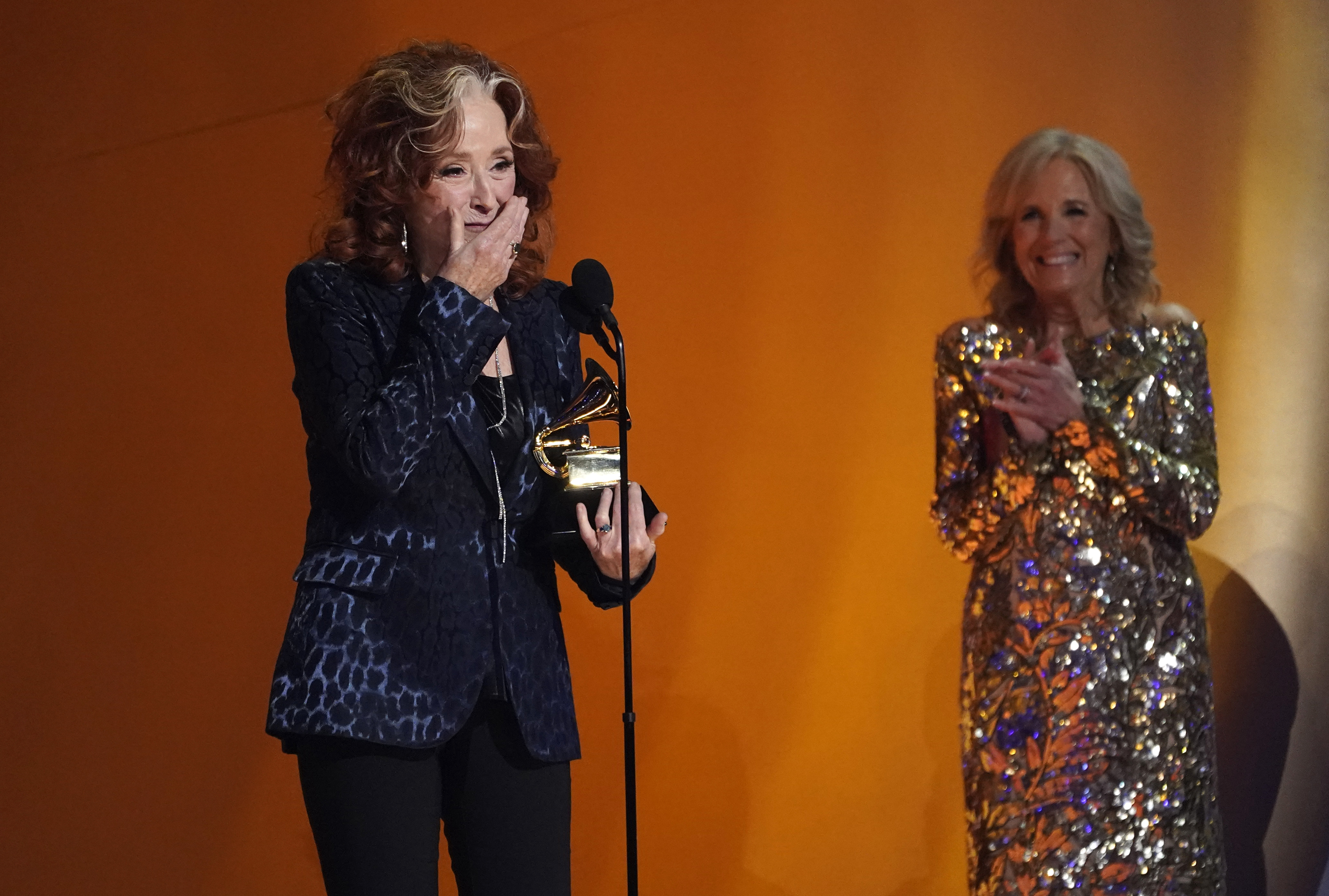 Bonnie Raitt fikk Grammyprisen for Årets sang overrakt av Jill Biden.