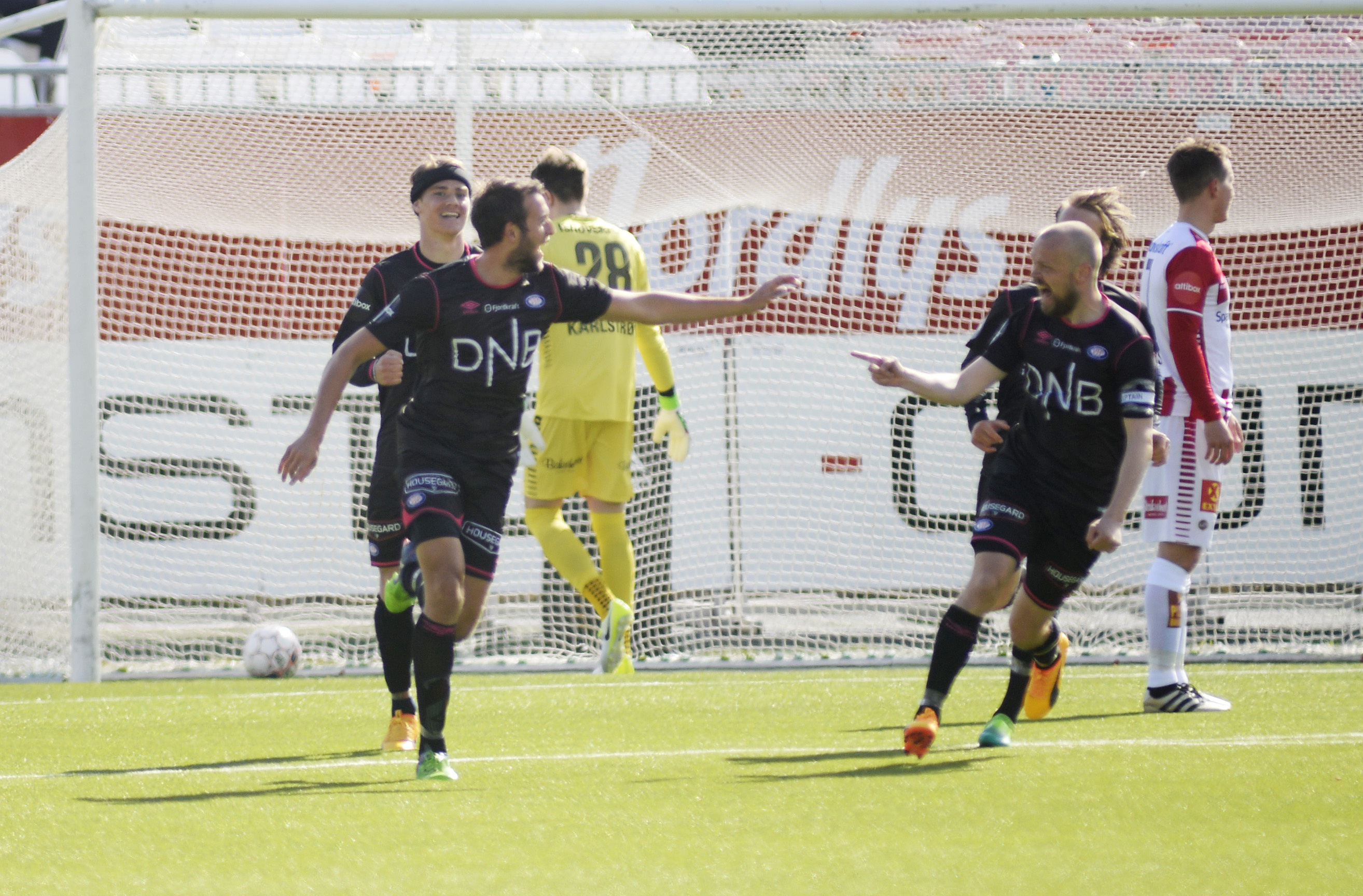 Jonatan Tollås Nation (t.v.) har sendt Vålerenga i ledelsen og gratuleres av Christian Grindheim.