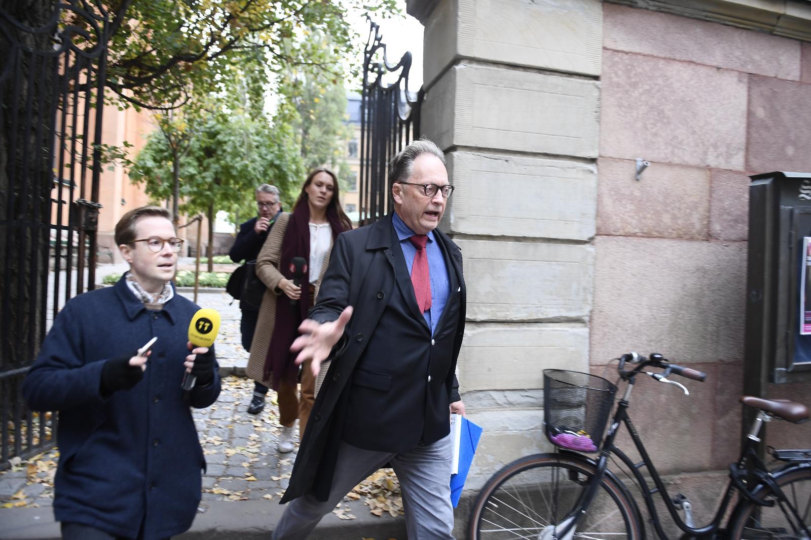 Svenska Akademiledamoten Horace Engdahl anländer till Akademiens ordinarie torsdagsmöte i oktober 2018 i Börshuset i Gamla stan i Stockholm.