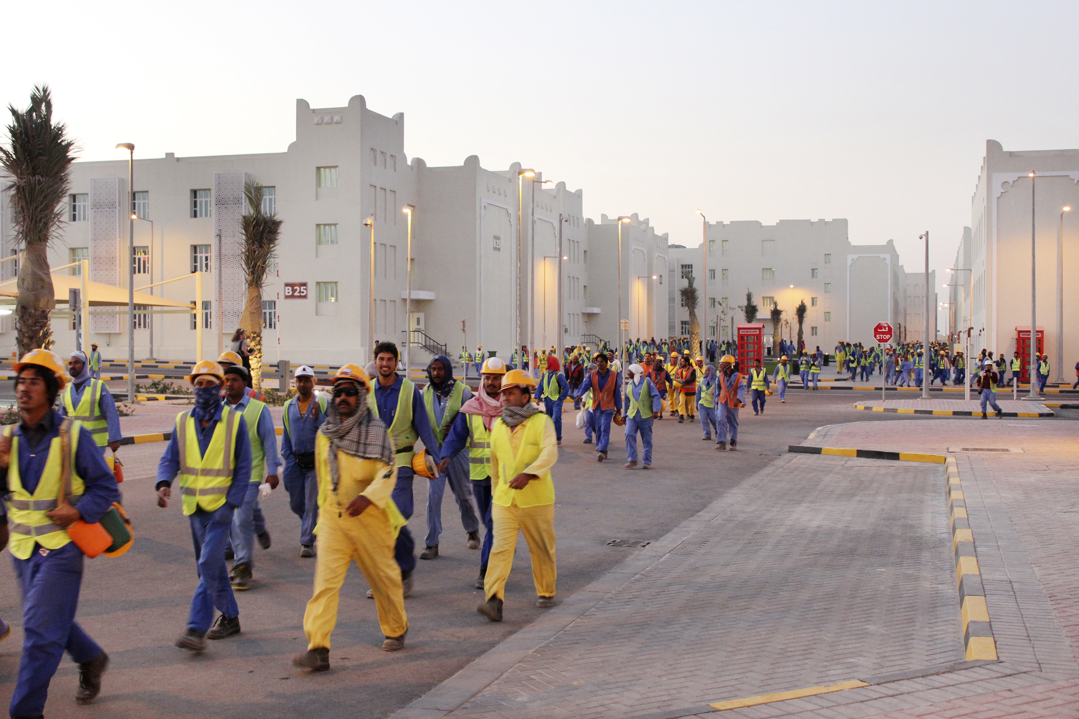 Arbeidere på vei hjem i Labour City i Doha, Qatar. Bildet er tatt under en omvisning i forbindelse med AIPS-kongressen i 2016.