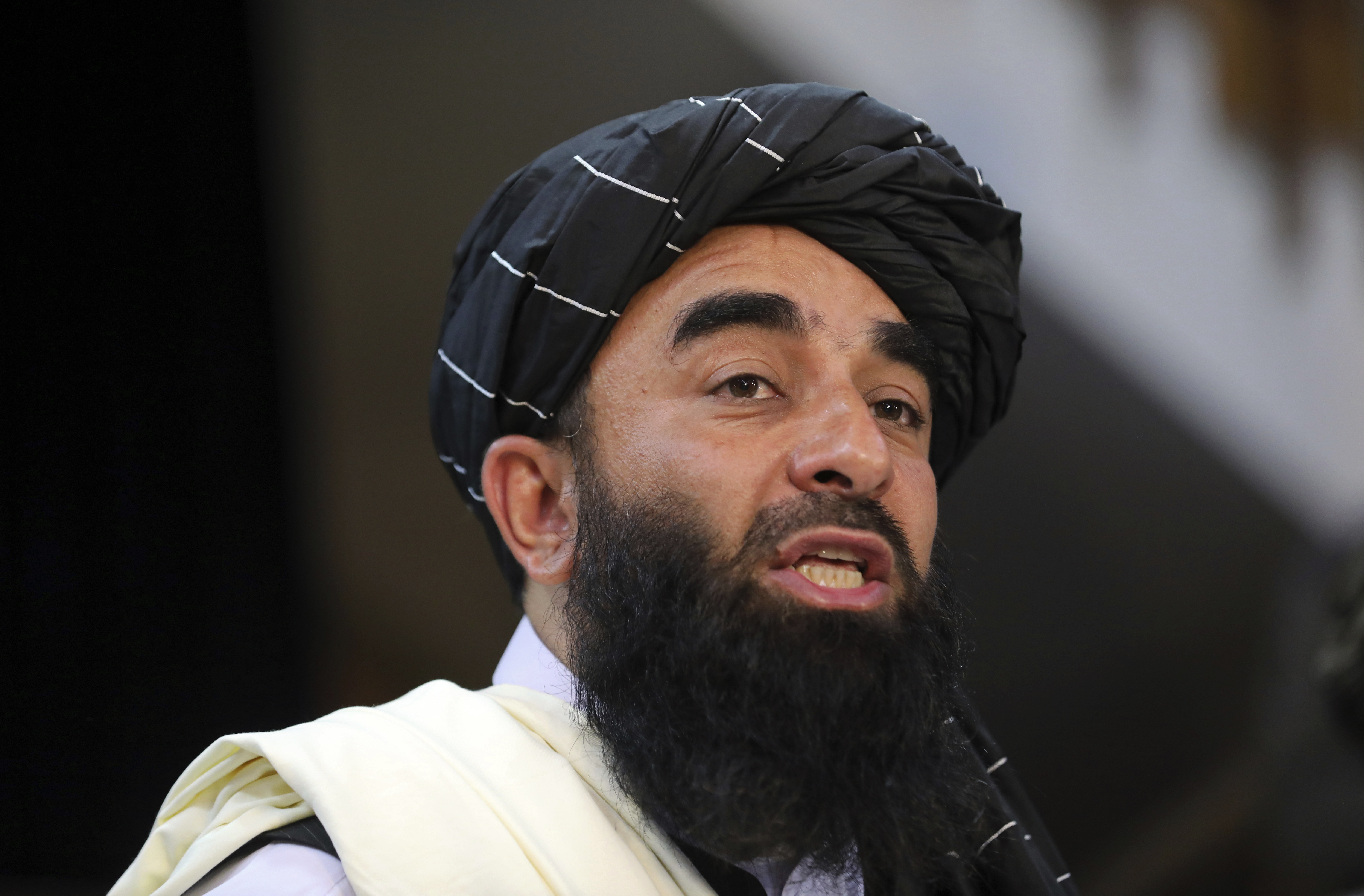 Taliban-talsmann Zabihullah Mujahid mener det var feil av USA å forsøke å stanse IS med et «tilfeldig angrep» som førte til at sivile ble drept. Foto: Rahmat Gul / AP / NTB