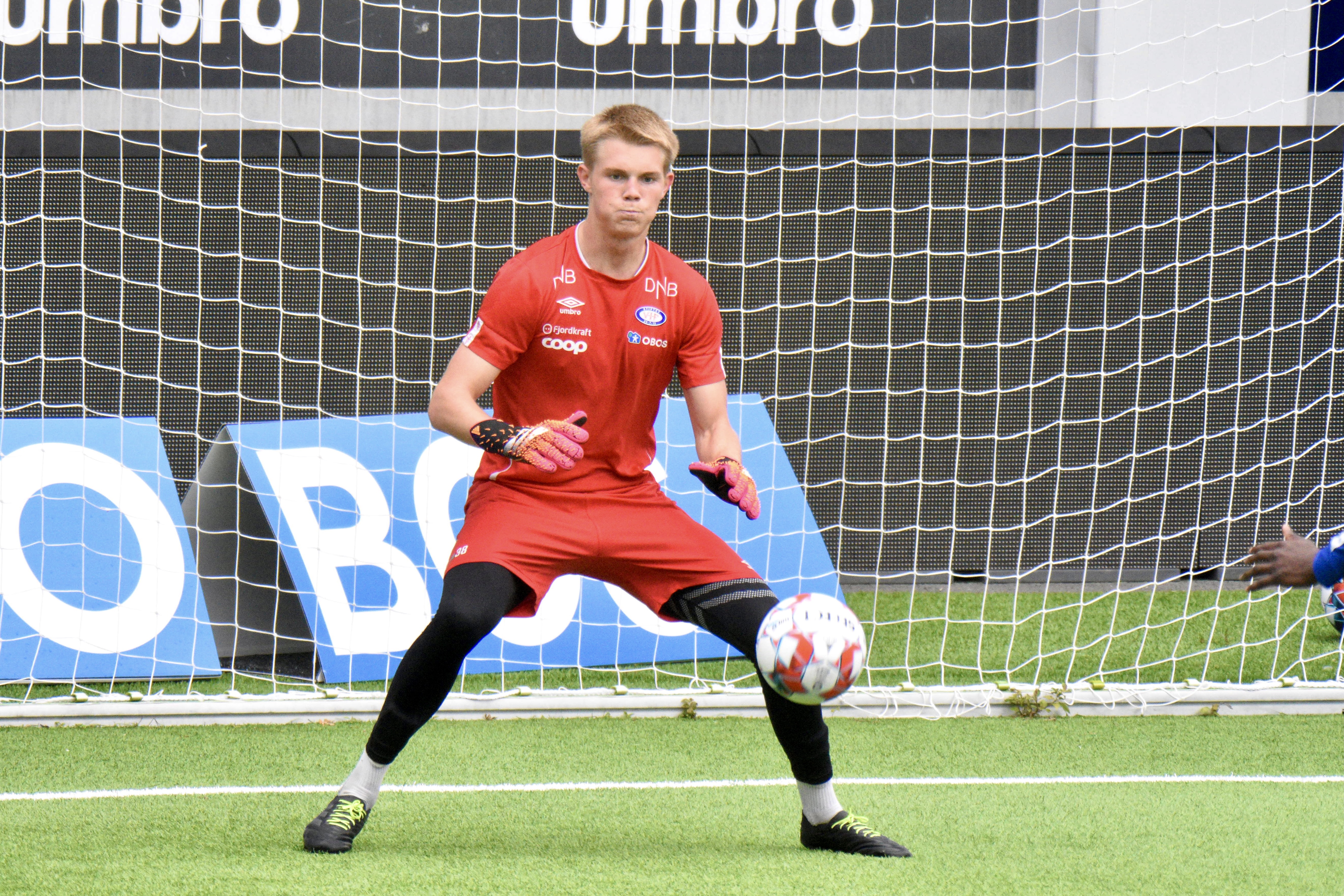 19 år gamle Magnus Sjøeng er for øyeblikket andrekeeper i VIF. Her er han i aksjon på torsdagens trening. Foto: