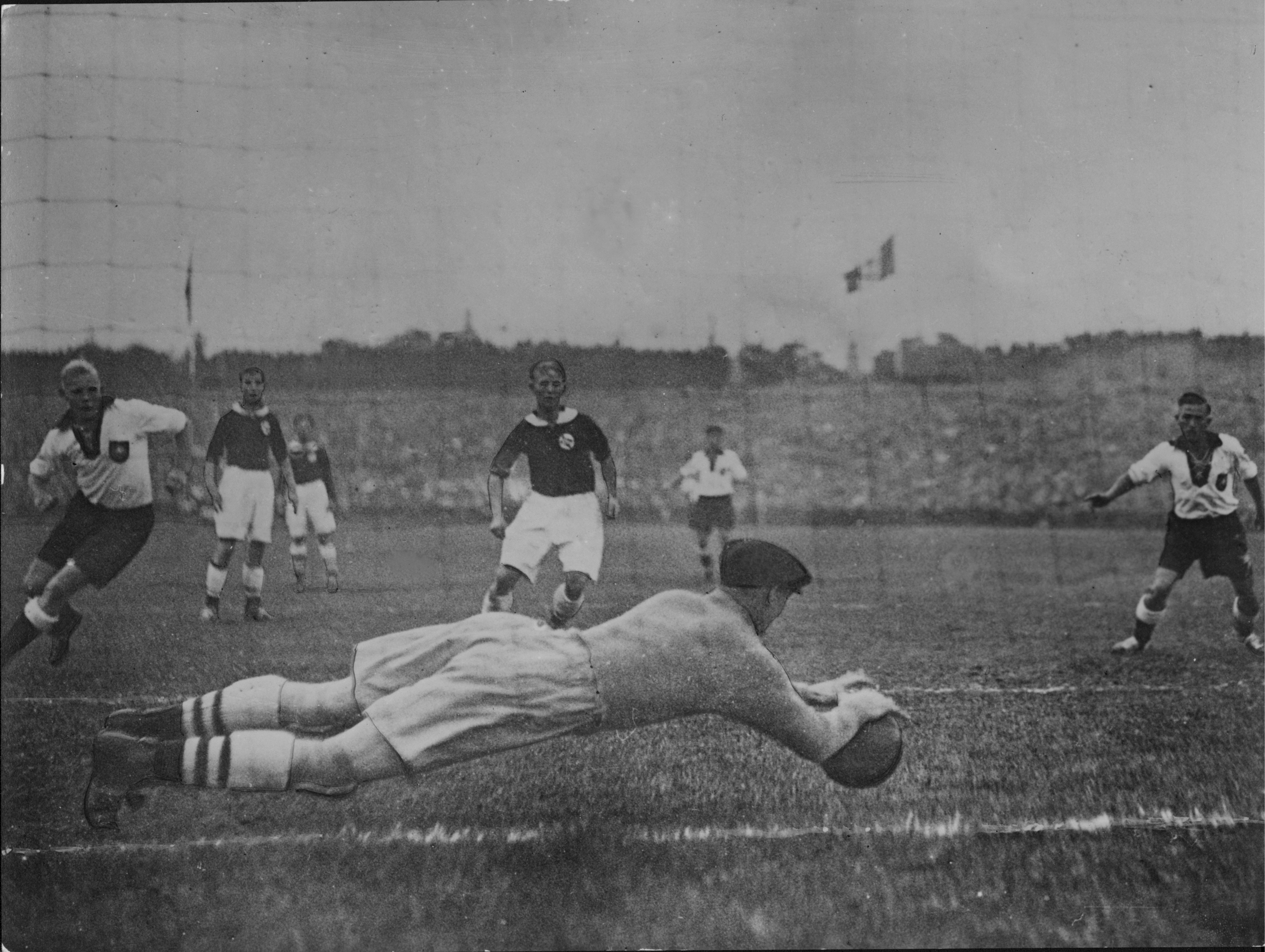 Sommer-OL i Berlin, Tyskland i 1936. Fotballkamp Tyskland - Norge 0-2.  Keeper  Henry Johansen ( Tippen ) redder et tysk skudd.
Foto: arkiv /  SCANPIX