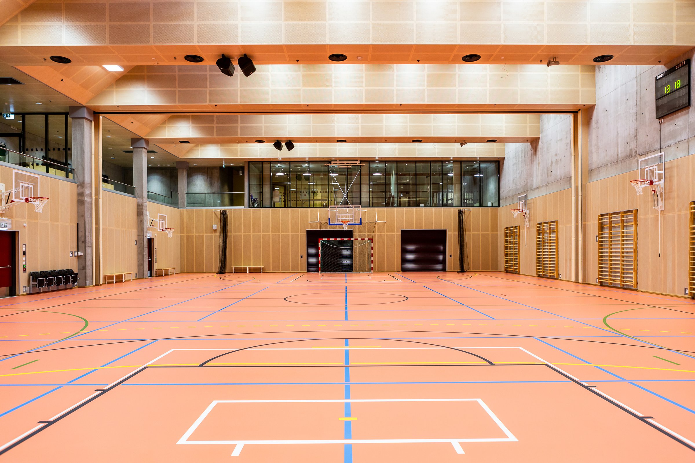 Majorstuen flerbrukshall har en spilleflate tilsvarende en basketballbane, og kan deles i tre parallelle gymsaler ved behov. I tillegg har hallen et aktivitetsrom på rundt 80 kvadratmeter, møte- og klubbrom på rundt 40 kvadratmeter, samt en tribune med plass til rundt 130 personer.