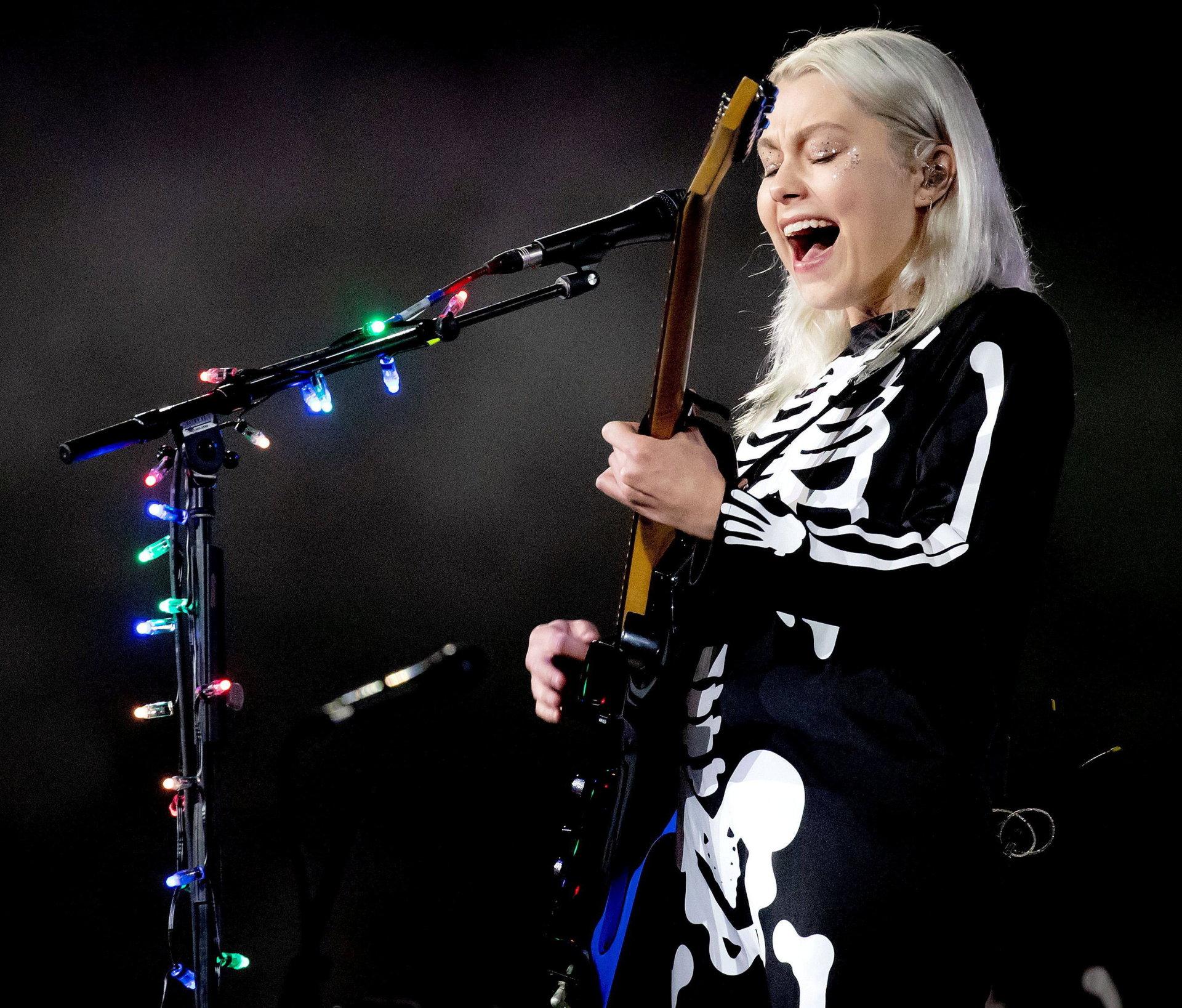 Phoebe Bridgers under en sjelden festivalopptreden i USA i sommer, i en skjelettdrakt vi mener å ha sett i andre sammenhenger en gang for lenge siden. Foto: Rich Fury/AFP/NTB