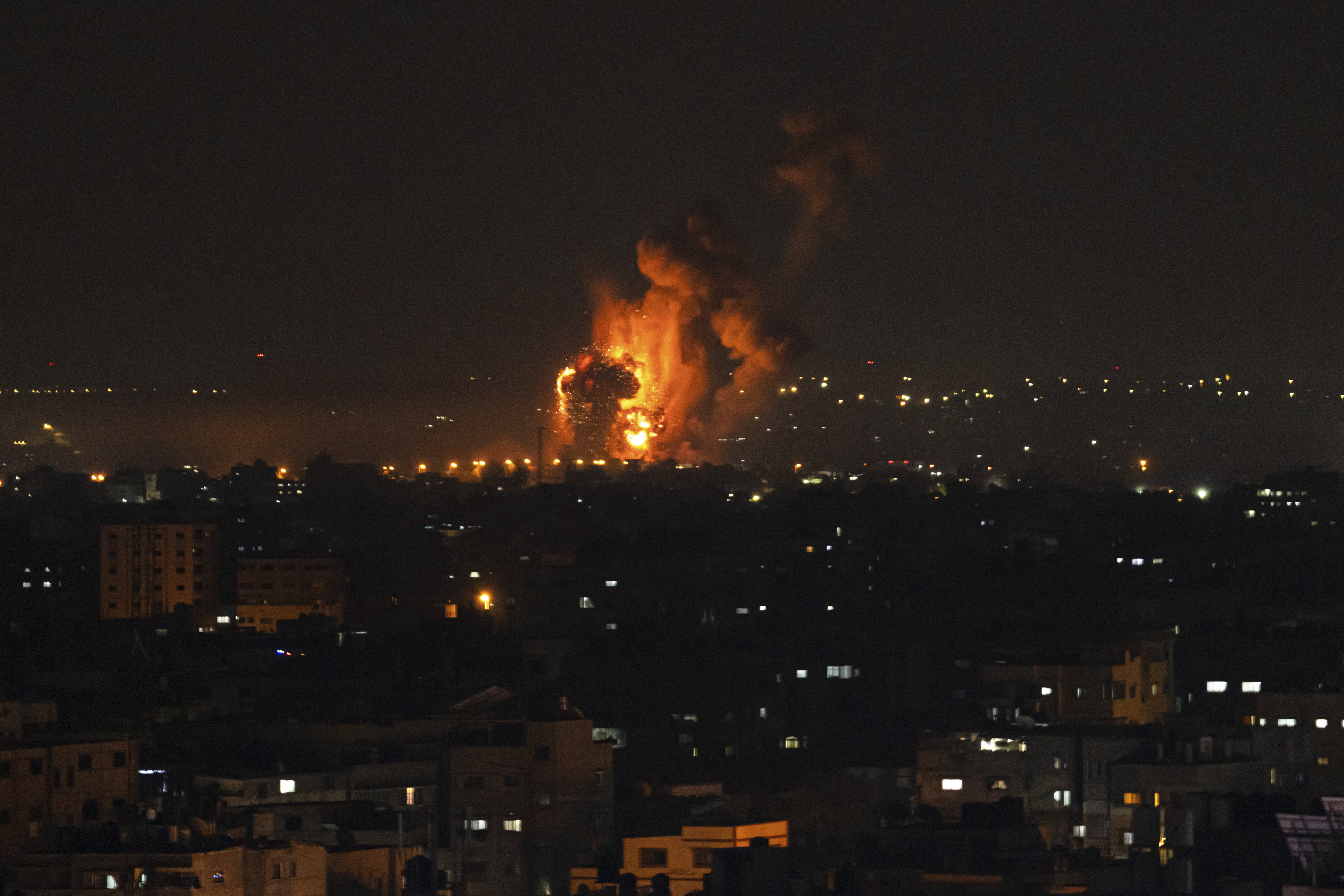 Israel bombar Libanon och Gaza efter attacker där två unga kvinnor dödats