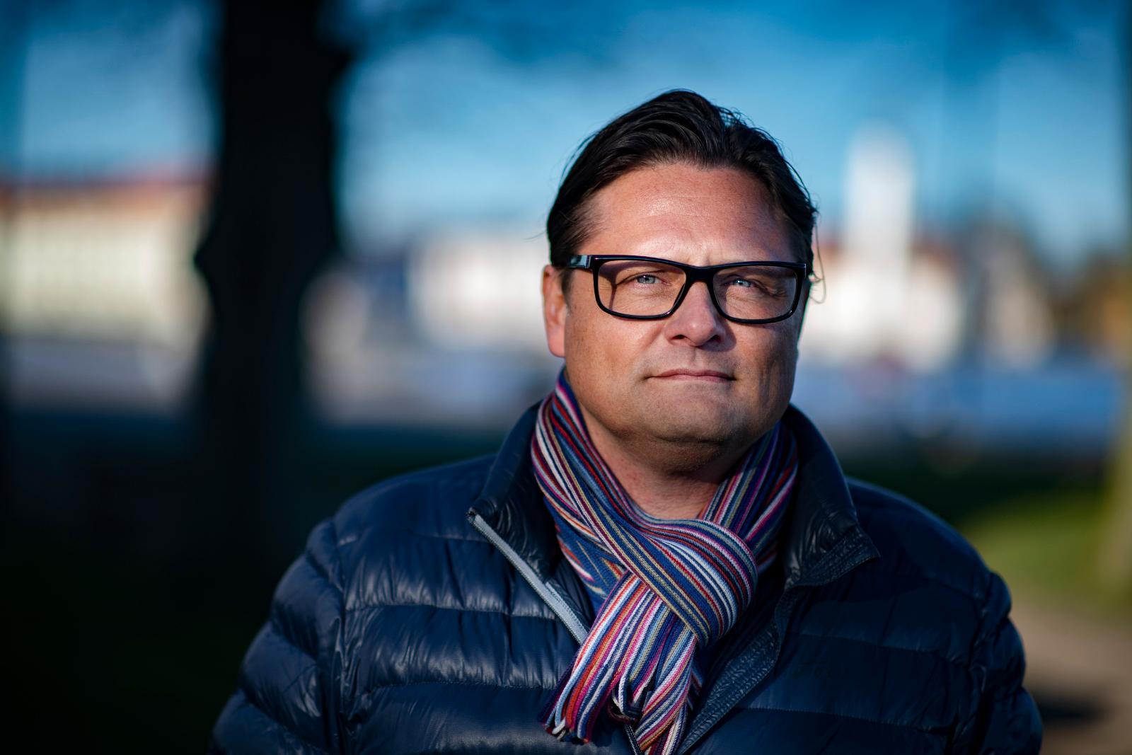 Rektorn Mattias Liedholm kritiserade slöjförbud - stängs av