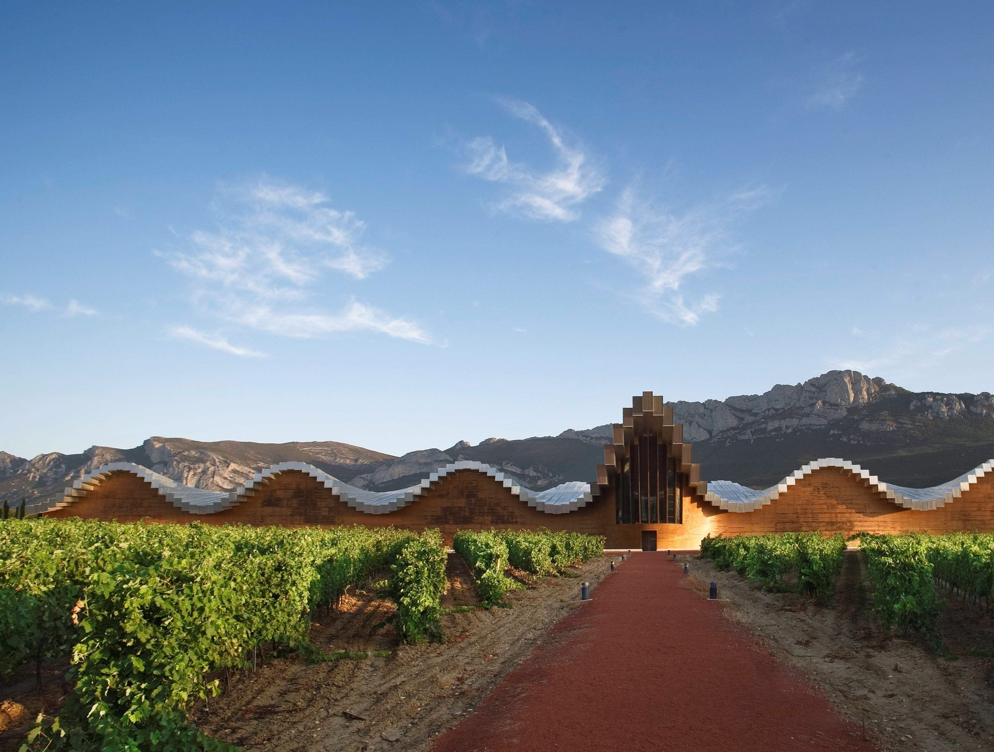 Santiago Calatrava har tegnet de moderne lokalene til Bodegas Ysios i Rioja. FOTO: BODEGAS YSIOS