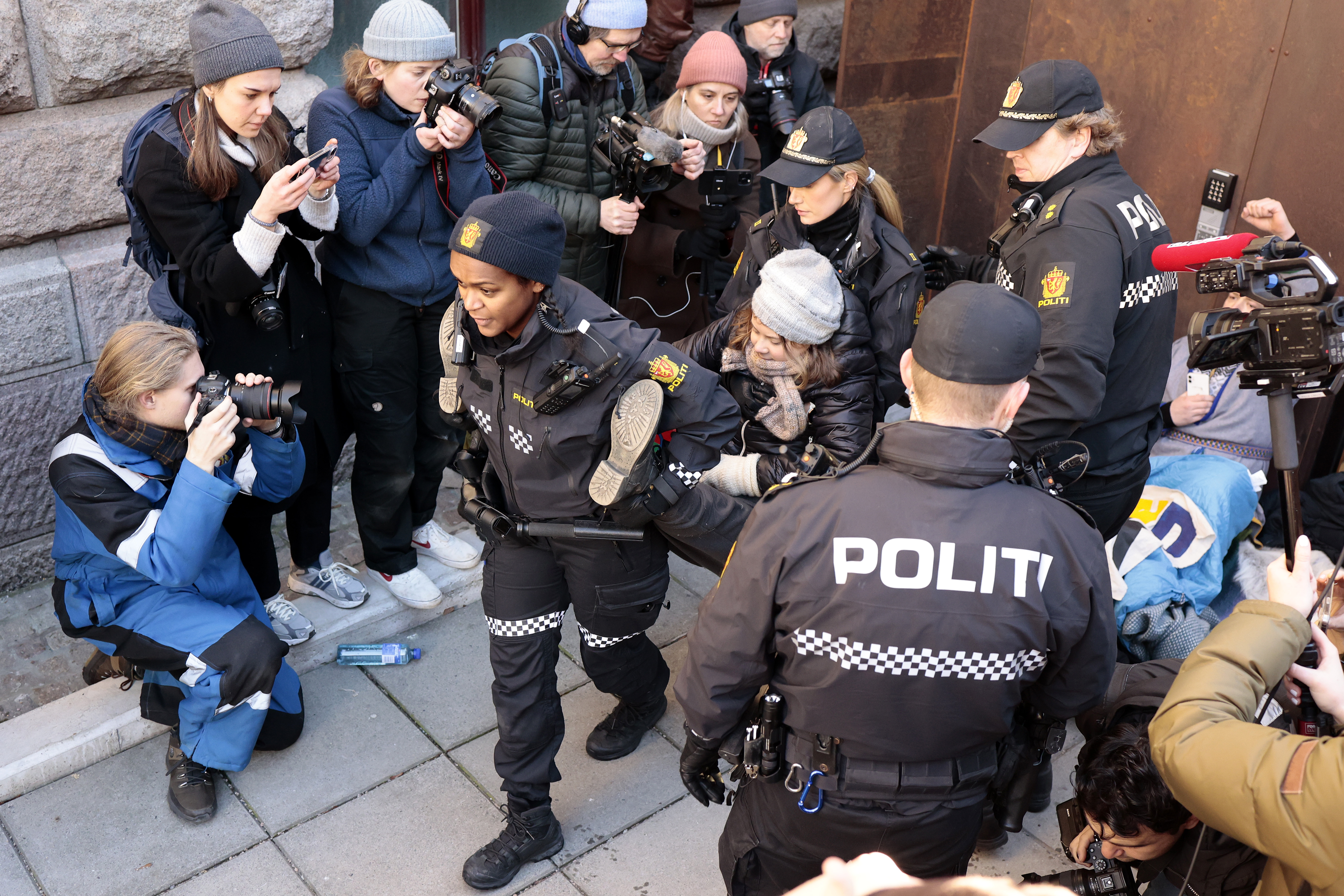 Politiet bar Greta Thunberg bort