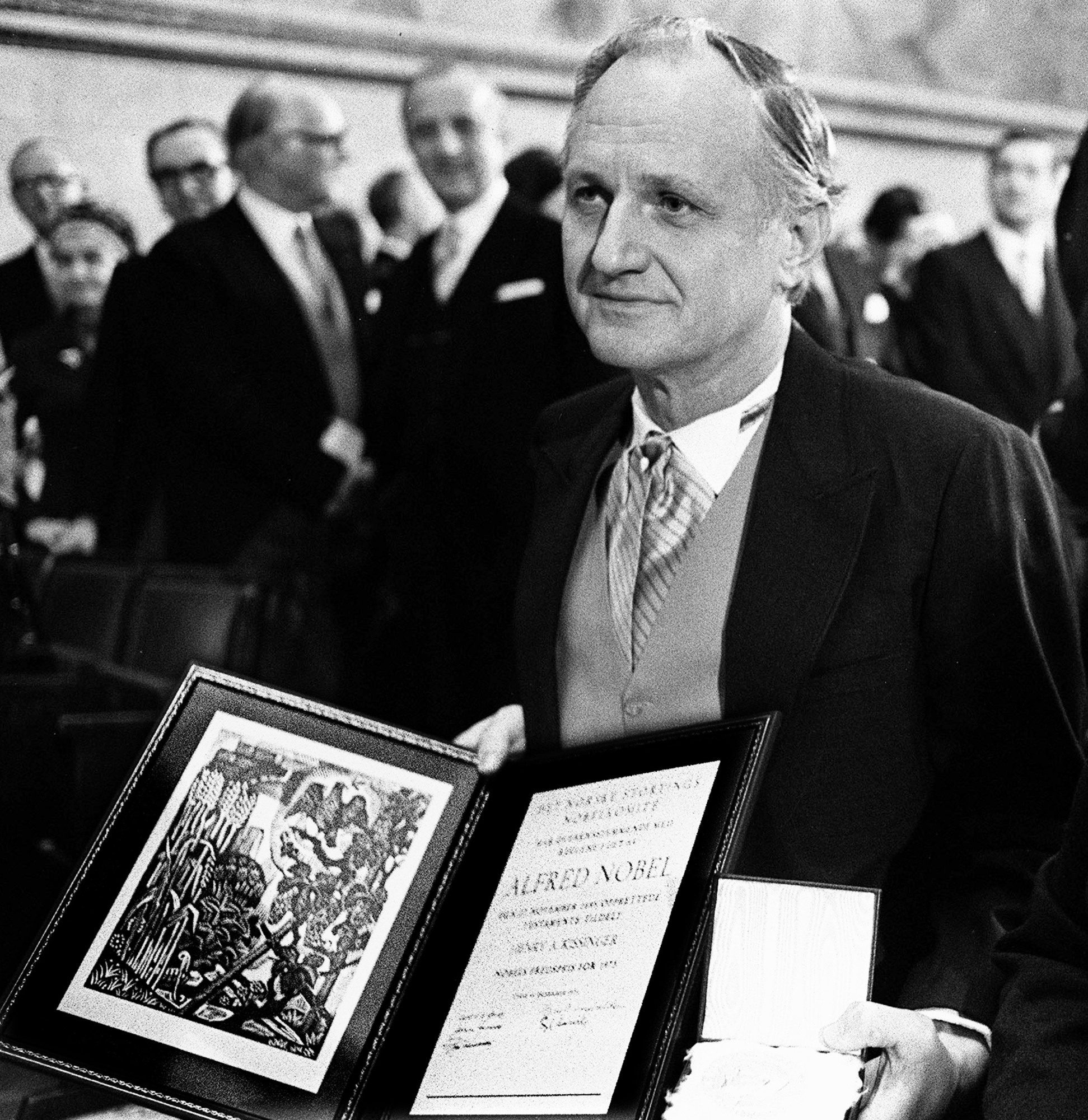 OSLO 19731210 Fredsprisen. Nobels Fredspris for  1973 tildelt Henry Kissinger, tidligere utenriksminister i USA. I hans fravær ble prisen mottatt av  USAs ambassadør i Norge Thomas Byrne. Her Byrne med diplomet og medaljen etter utdelingen i Universitetets aula.  
(Kissinger delte prisen med Le Duc Tho, som avsto fra å motta prisen)
 Foto NTB / NTB