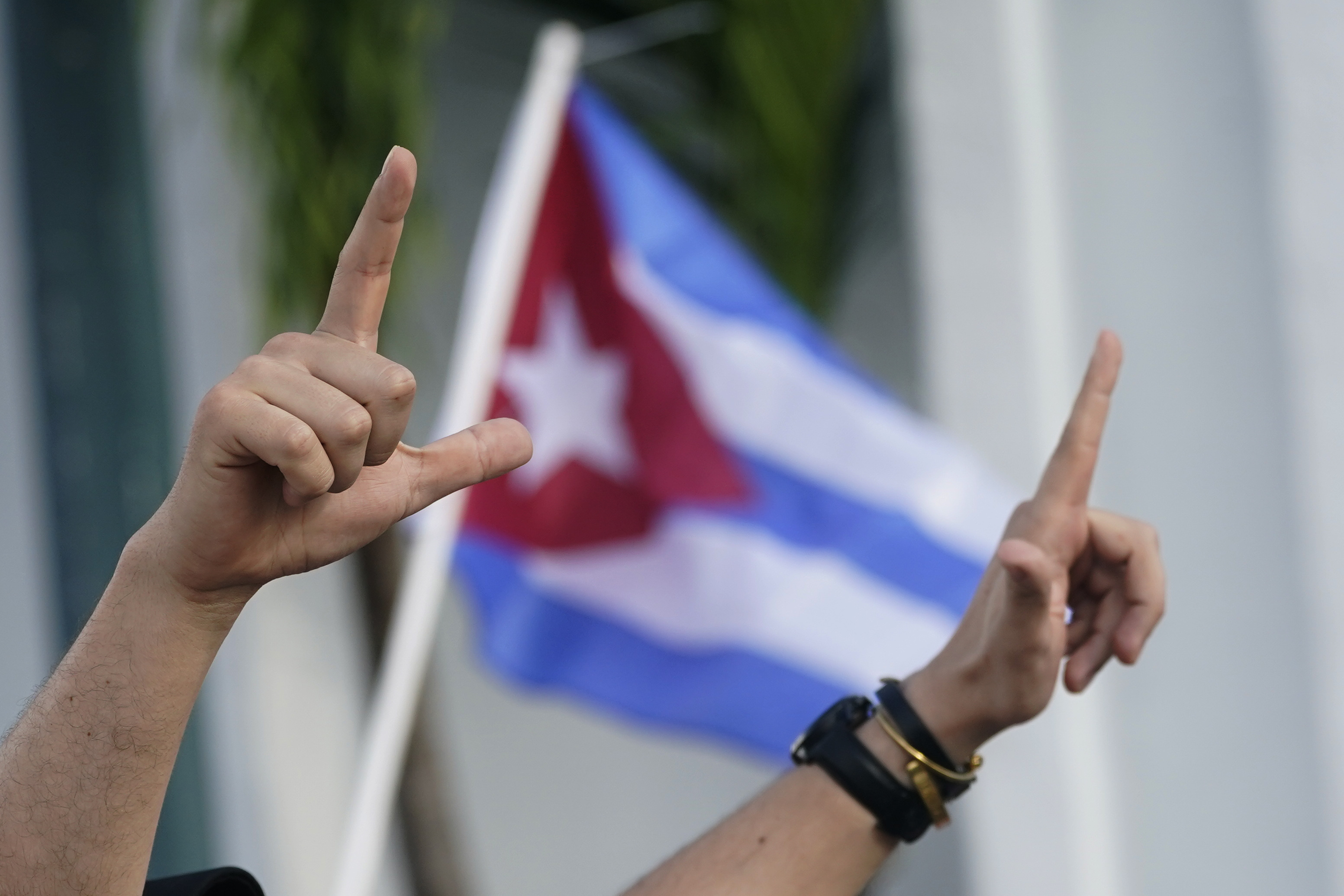 En demonstrant håller upp sina fingrar som bokstaven L, vilket står för liberty – frihet. Bilden är från en demonstration i Miami till stöd för protesterna på Kuba.