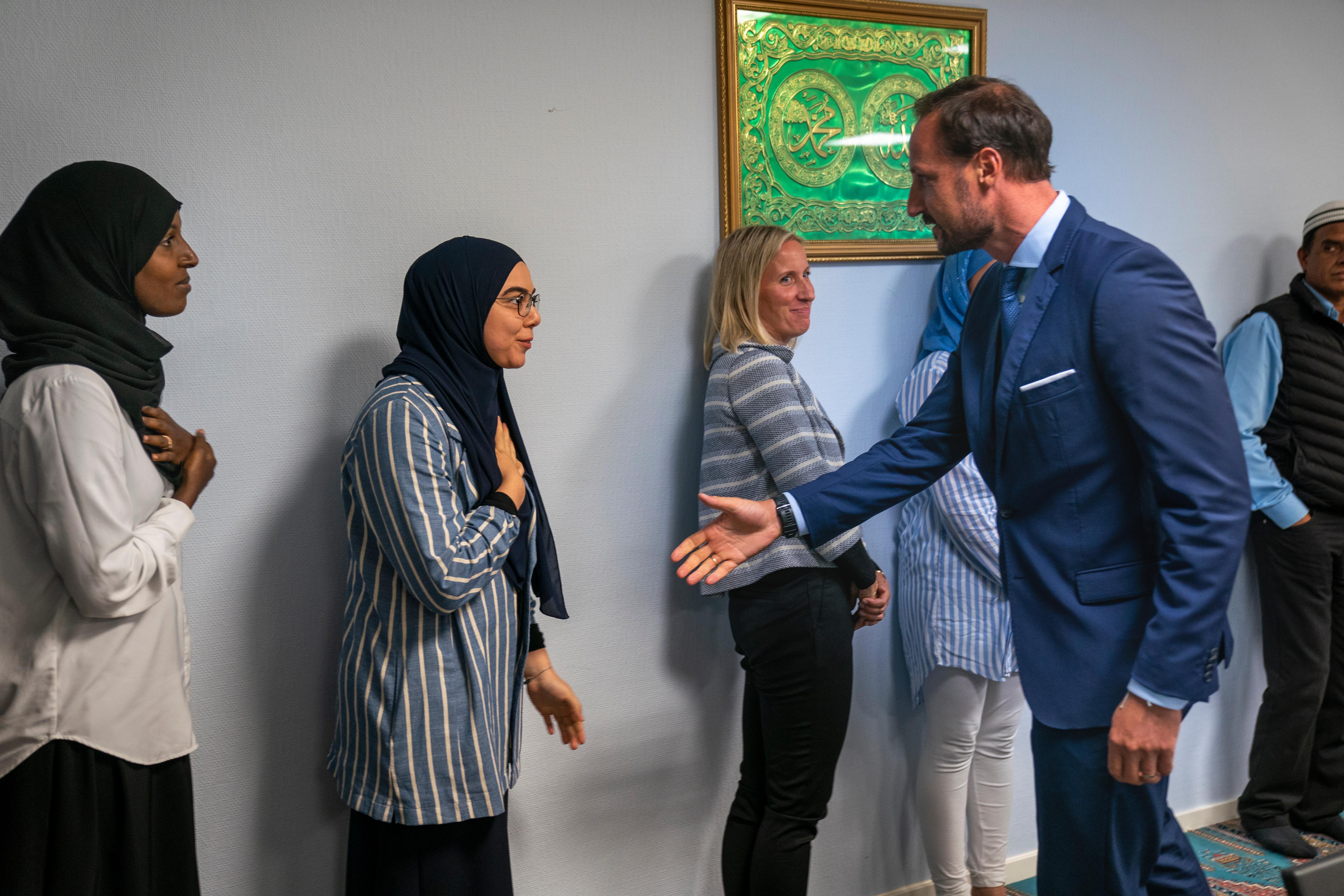 BÆRUM
Kronprins Haakon hilser på Sriha da han besøker den terrorrammede moskeen Al-Noor Islamic Centre på Skui i Bærum. Blodflekker og kulehull er synlige etter skyting og basketaket da Philip Manshaus tok seg inn i moskëen.
Foto: Heiko Junge / NTB scanpix