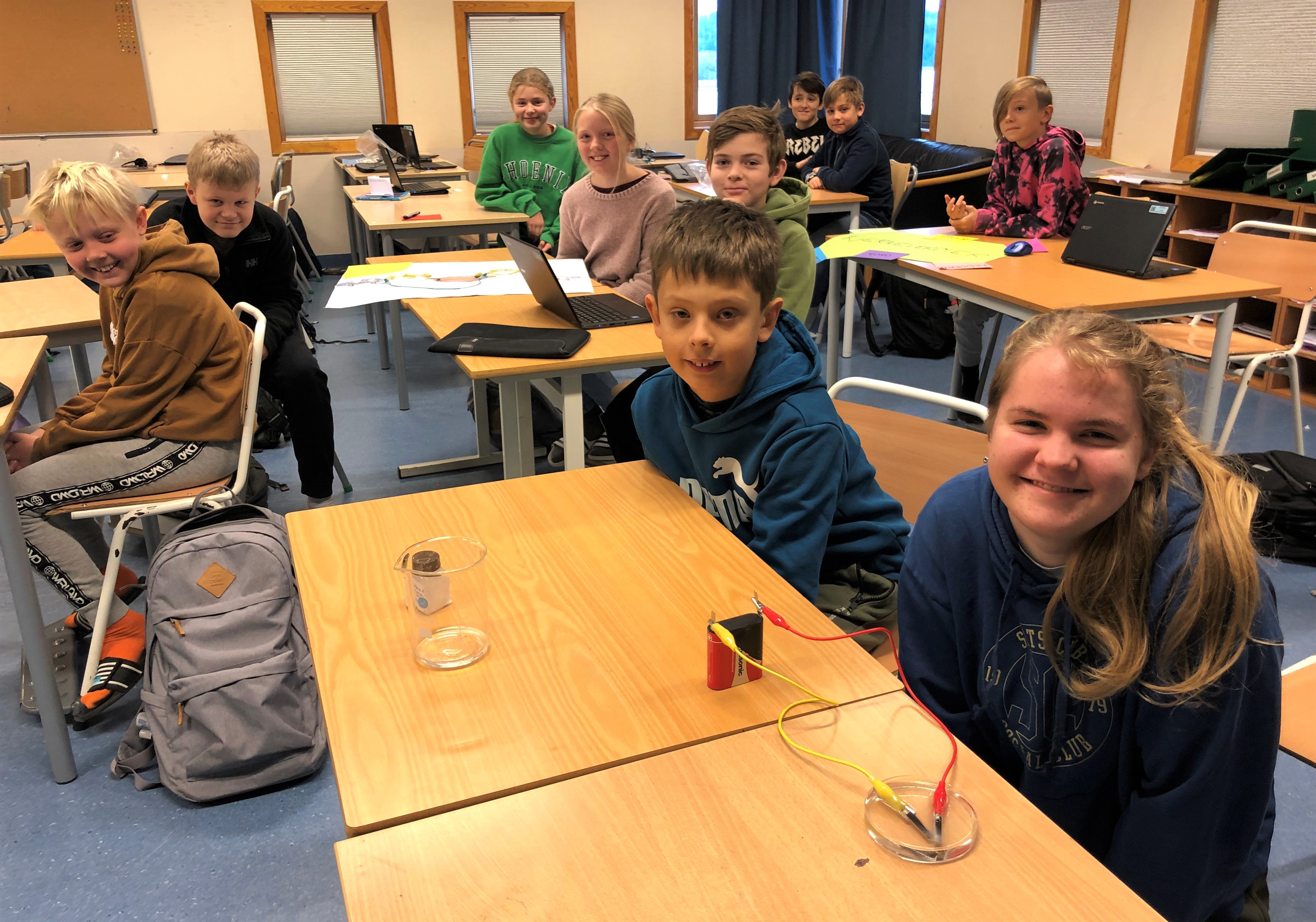 Sofie Iversen, Vemund Thunem Eriksen og medelevene i forskningsgruppa på Nylende skole har laget hydrogengass. De gleder seg til å holde en god presentasjon av prosjektet på Inspiria.