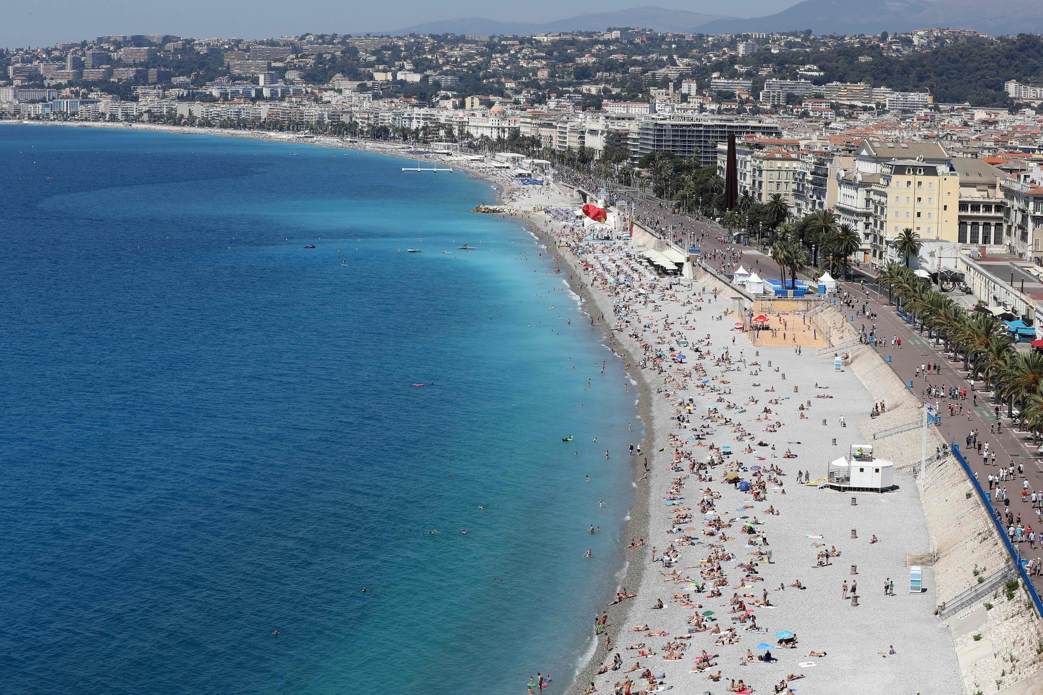 Strandpromenaden og stranden i Nice er et populært, og dyrt, sted å feriere.