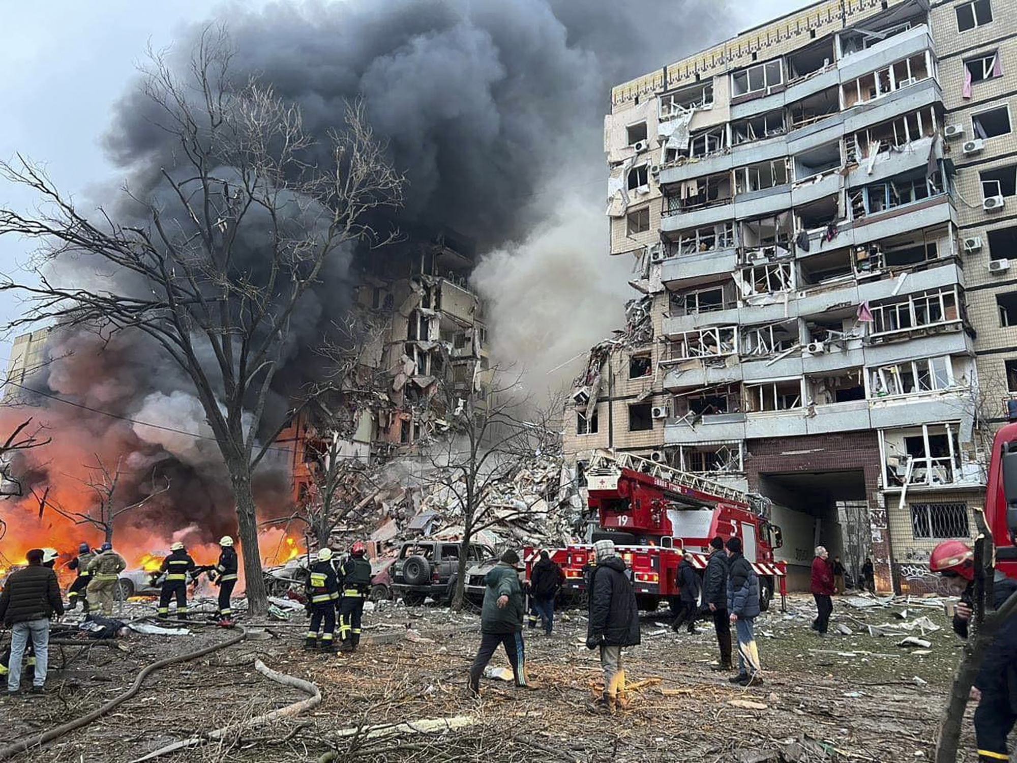På dette bildet utgitt av det ukrainske presidentens pressekontor, stiger røyk opp etter at en russisk rakett traff en bygning med flere etasjer og etterlot mange mennesker under rusk i Dnipro, Ukraina, lørdag 14. januar 2023. (det ukrainske presidentens pressekontor via AP)
