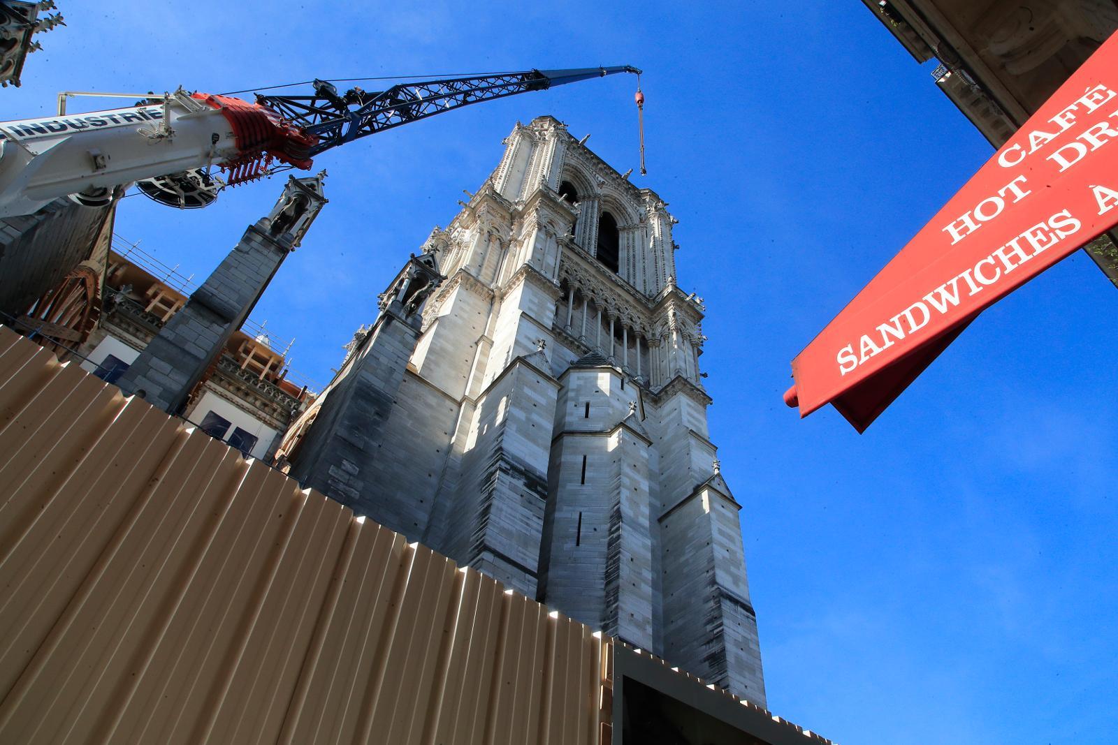 Lyftkranarna står uppställda vid Notre-Dame, den mäktiga katedralen i Paris som ritades av Maurice de Sully och invigdes år 1345.