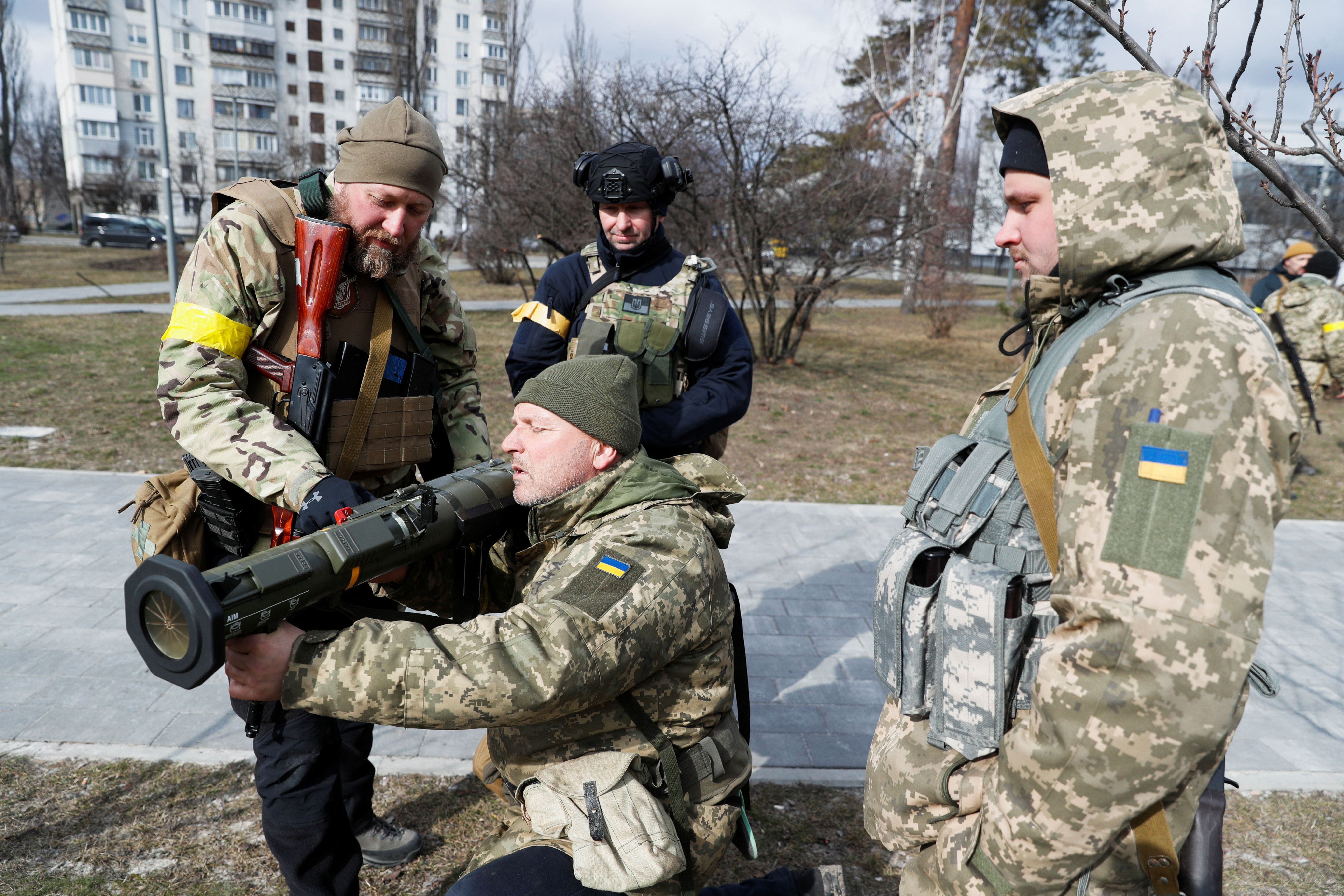 Nye medlemmer av Territorial Defence Forces deltar på øvelse i Kyiv torsdag.