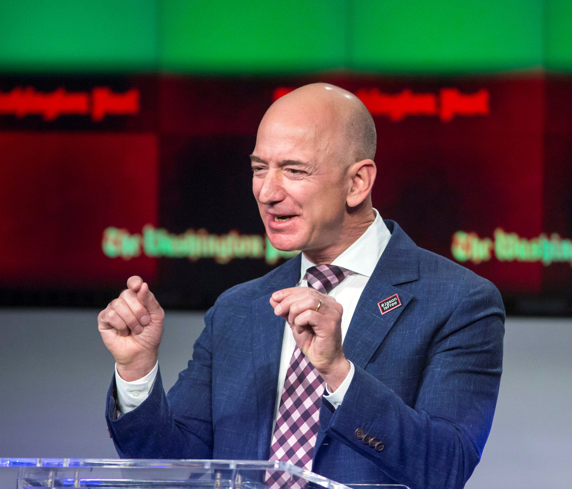 Jeff Bezos har lenge knivet med Bill Gates om å være verdens rikeste mann, men ifølge Bloombergs milliardærindeks er han nå på toppen av denne eksklusive listen.