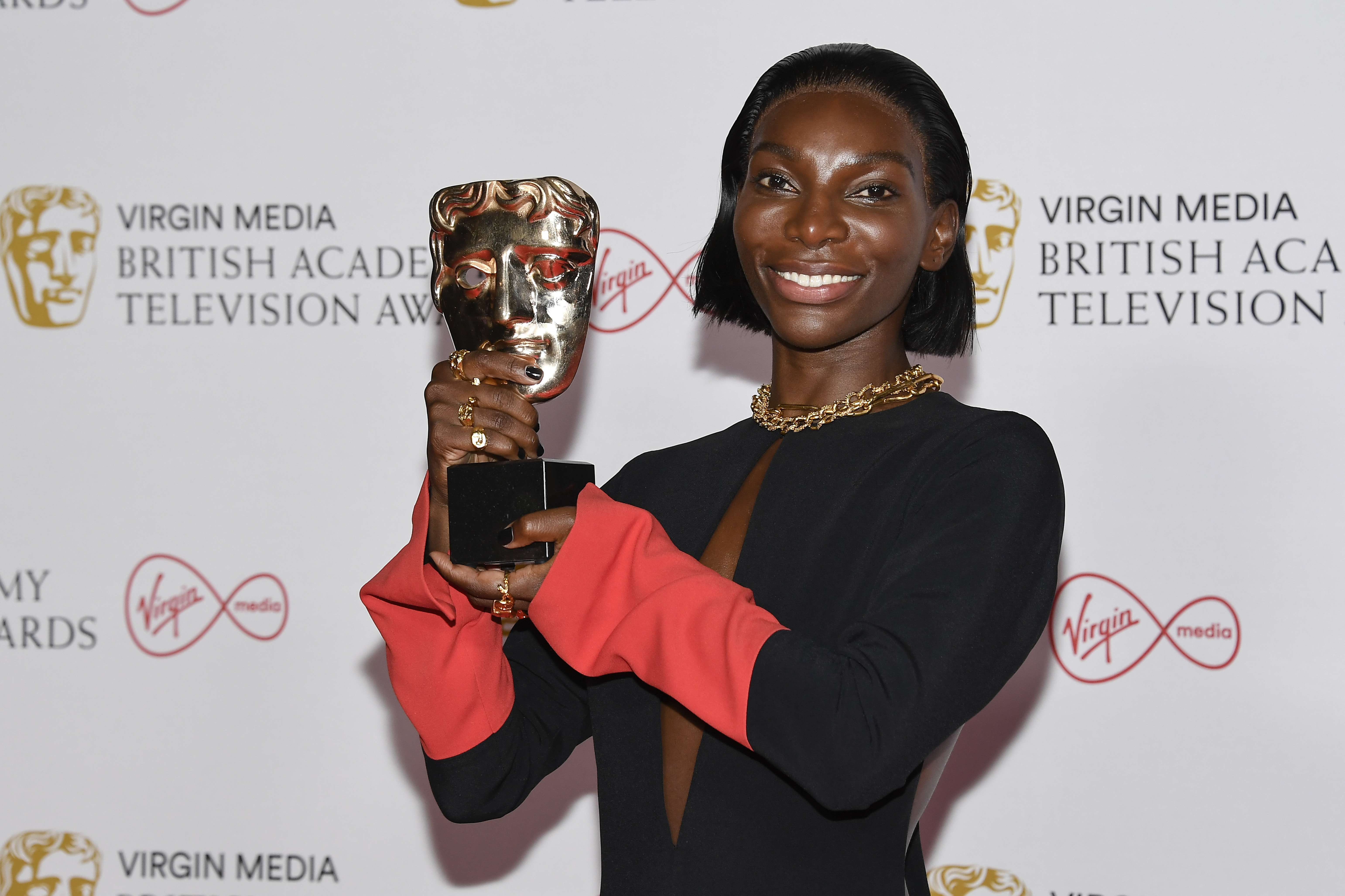 Michaela Coel med Bafta-pris. Foto: AP