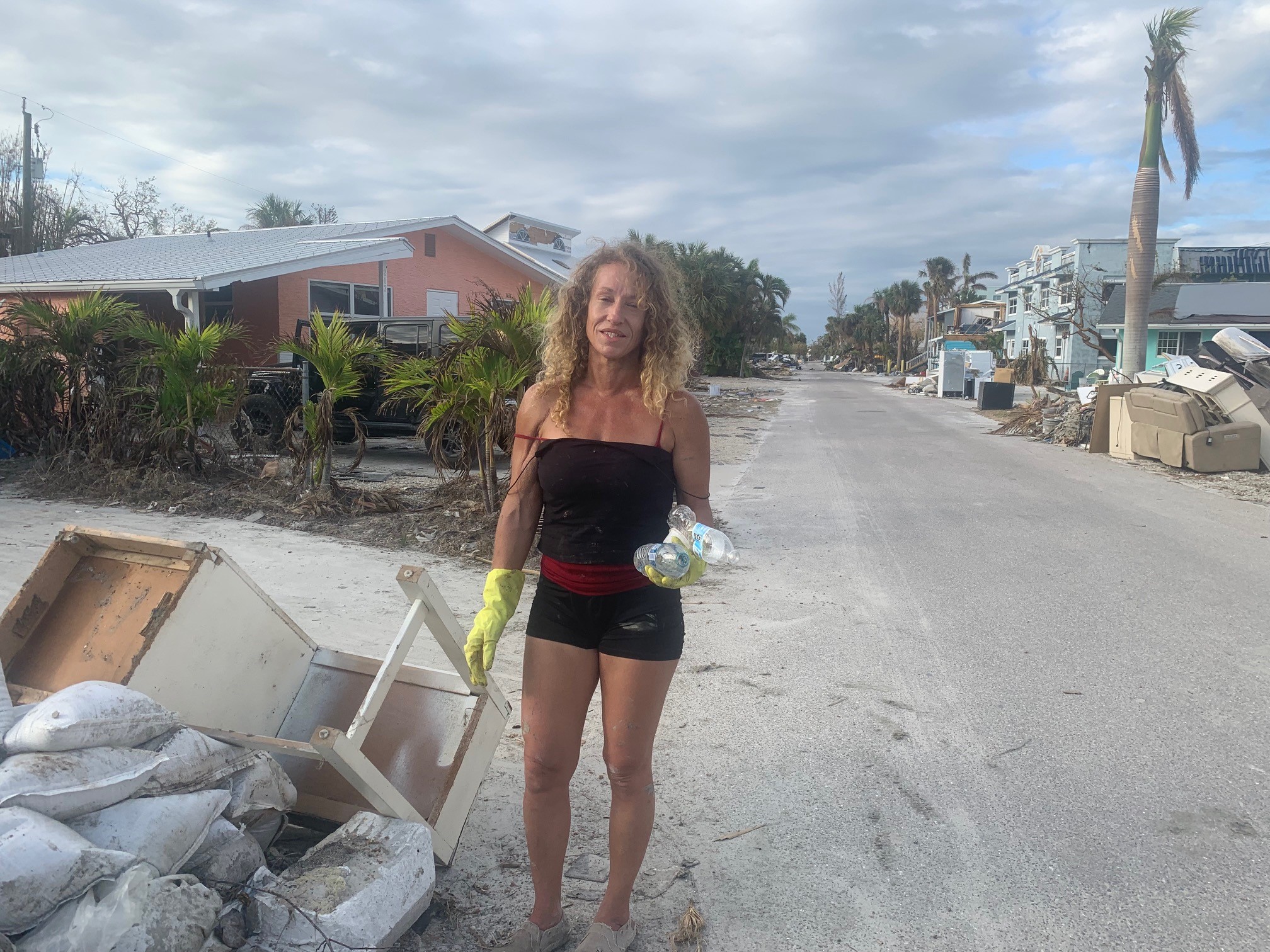 Christa Smith har vokst opp i Fort Myers Beach. Nå rydder hun foran venn som har fått huset sitt ødelagt. Alle hun kjenner har mistet mye, ingen hadde forsikring. Selv bor hun i en seilbåt som ble skylt på land, men som lar seg reparere.