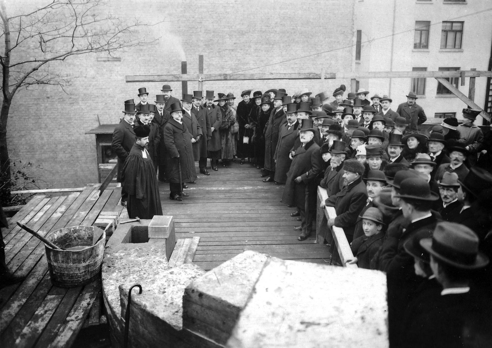 Grunnstein-nedleggelsen til synagogen i Bergstien 29. november 1918. Til venstre, nærmest grunnsteinen, rabbiner dr. Chajim Rosenberg og rett overfor han til høyre førsteborgermester Sofus Arctander.