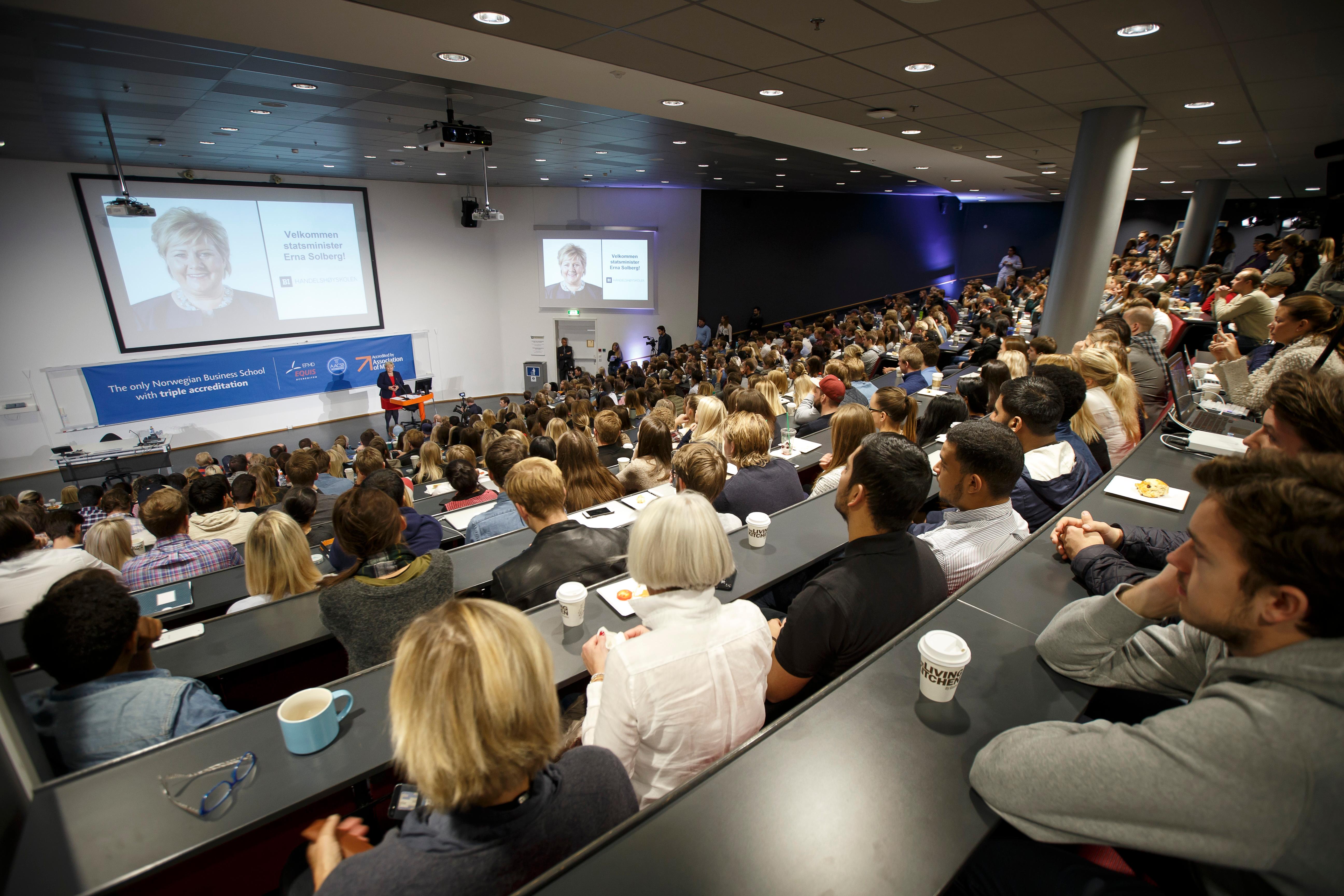 OSLO  20151005.
Statsminister Erna Solberg taler til studenter på Handelshøyskolen BI i Oslo om fremtidige utfordringer for norsk økonomi. Det gjør hun kun to dager før fremleggelsen av regjeringens forslag til statsbudsjett for 2016.
Foto: Heiko Junge / NTB scanpix