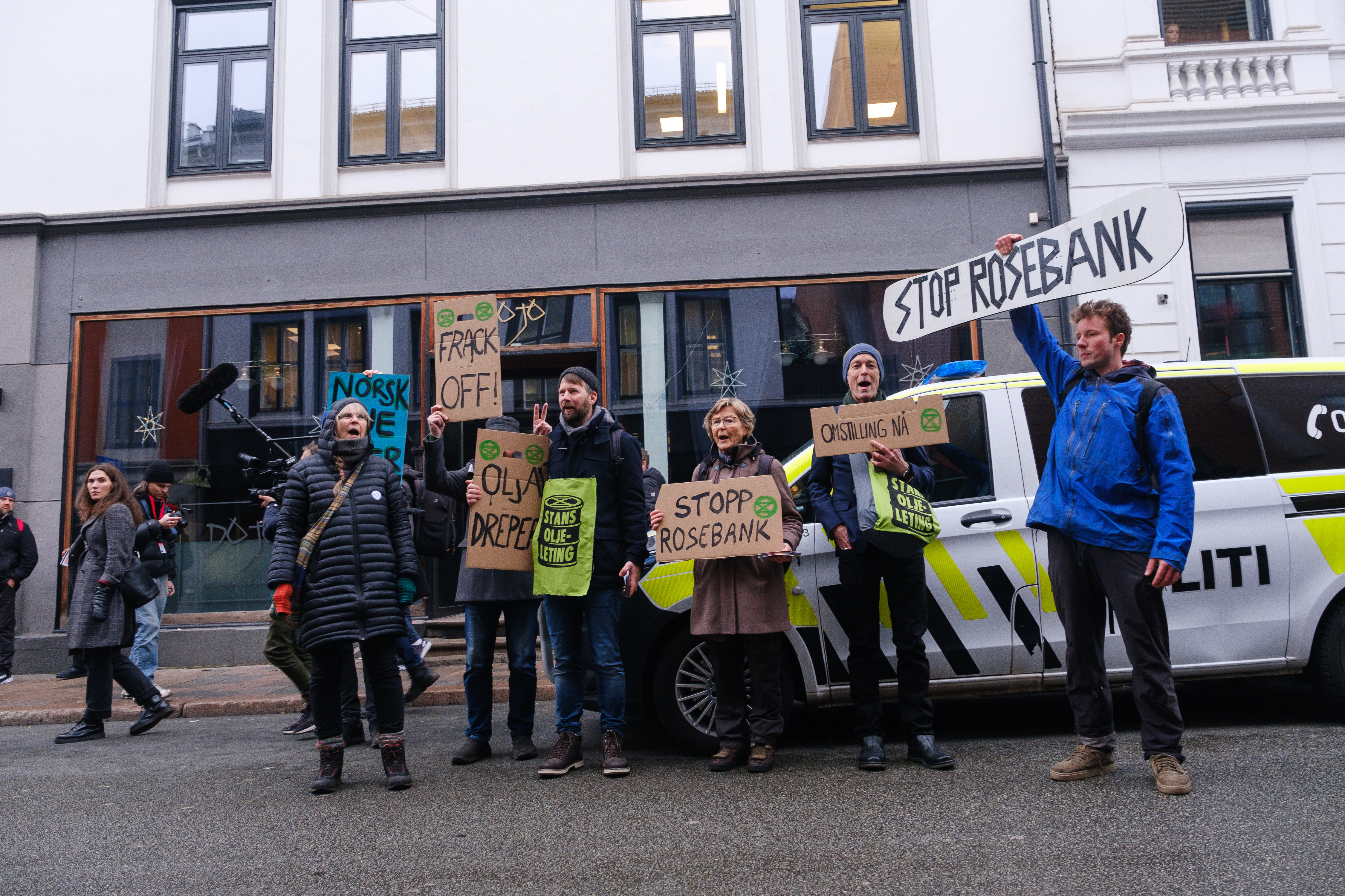 Extinction Rebellion og Stop Rosebank demonstrerer sammen mot Equinor utenfor Det Norske Teatret.