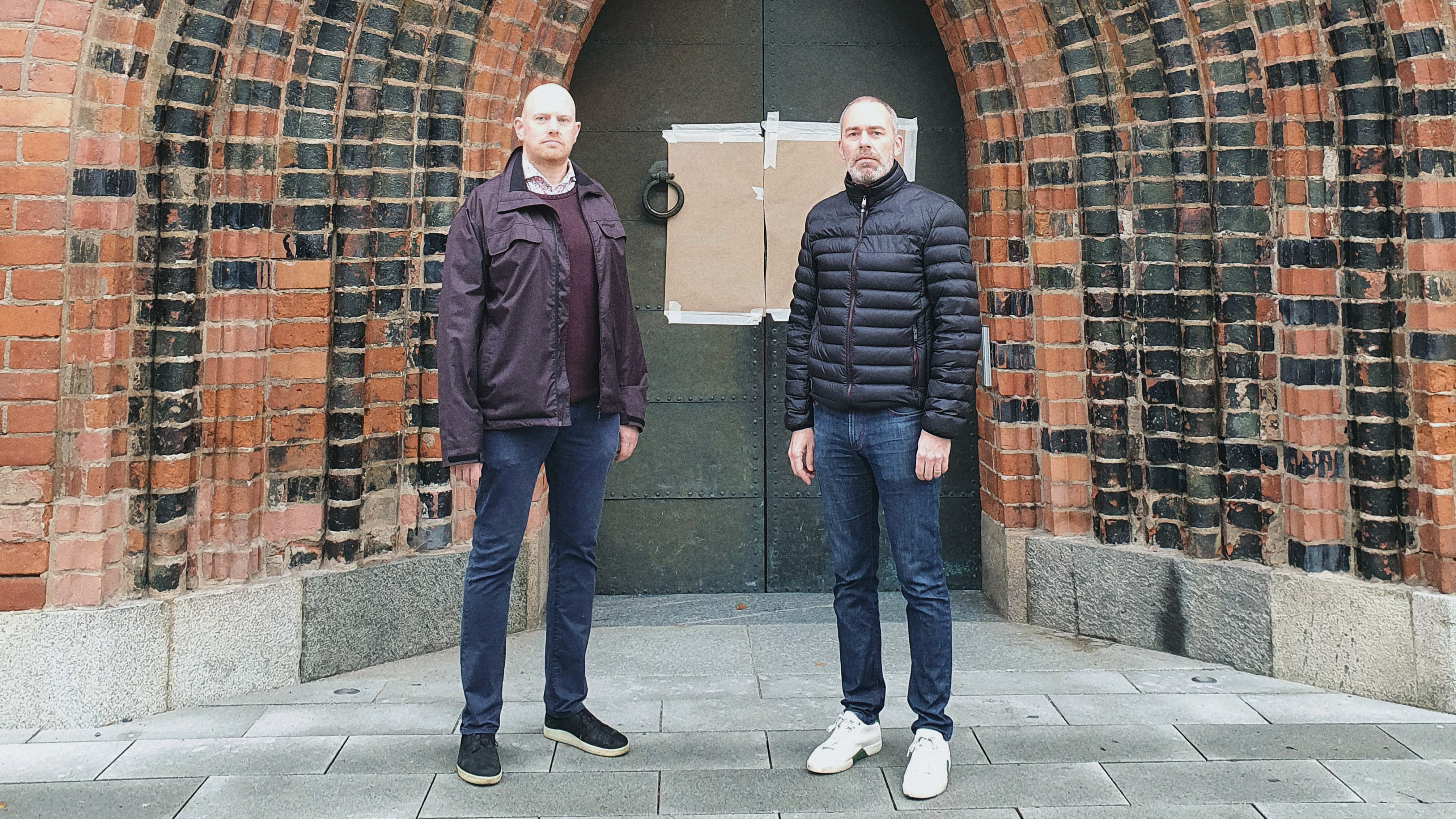 Johan Sköld, pastoralområdeschef, och Daniel Eklund, domprost, framför Västerås domkyrka.