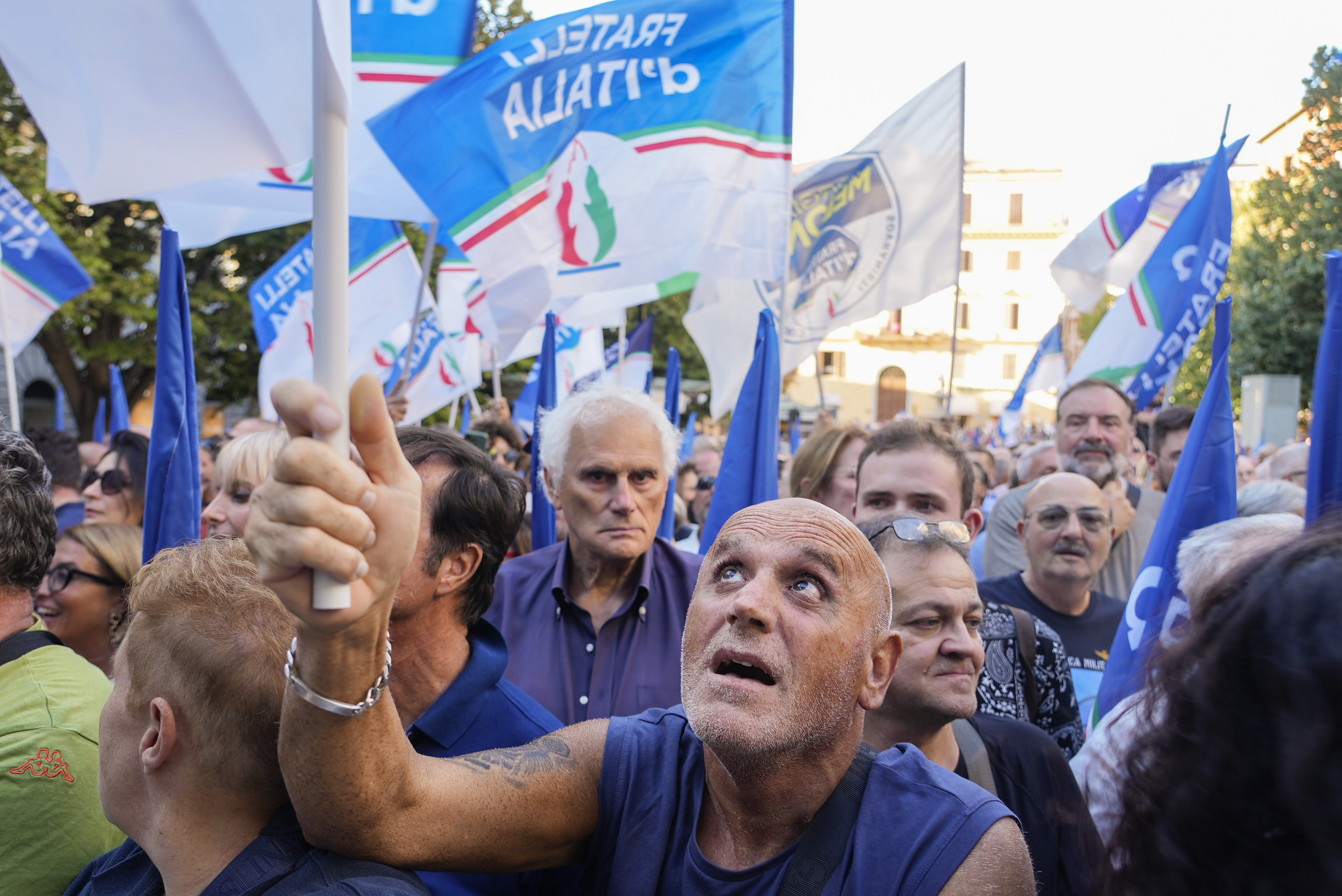 Dedikerte tilskuere veier med flagg under et valgkamparrangement for Italias Brødre (Fratelli d'Italia) i Ancona på Italias østkyst i august. Foto: Domenico Stinellis / AP / NTB