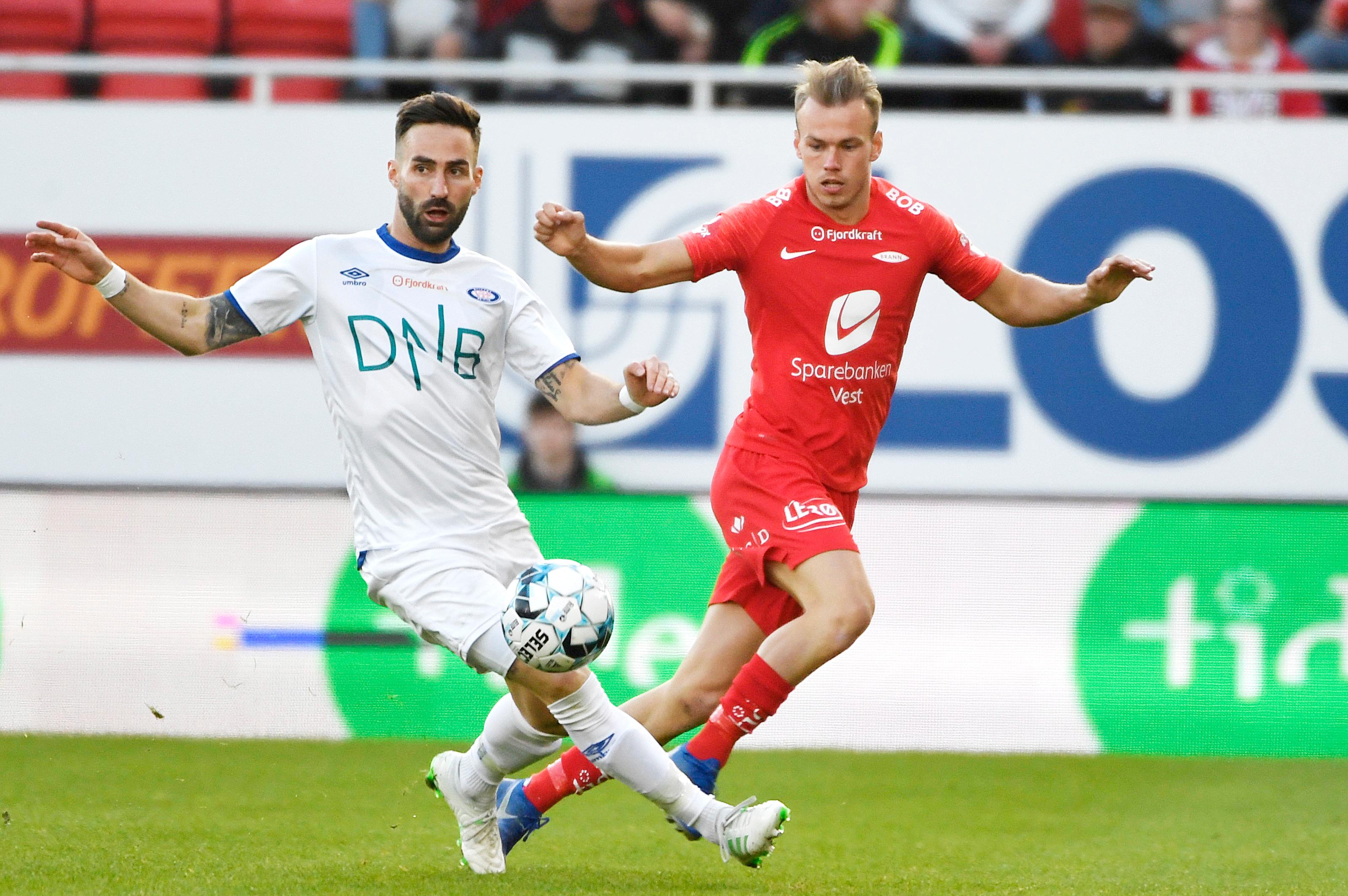 Bergen  20190422.
Vålerengas Magnus Lekven (t.v.) og Branns Petter Strand under eliteseriekampen i fotball mellom Brann og Vålerenga på Brann Stadion.
Foto: Marit Hommedal / NTB scanpix