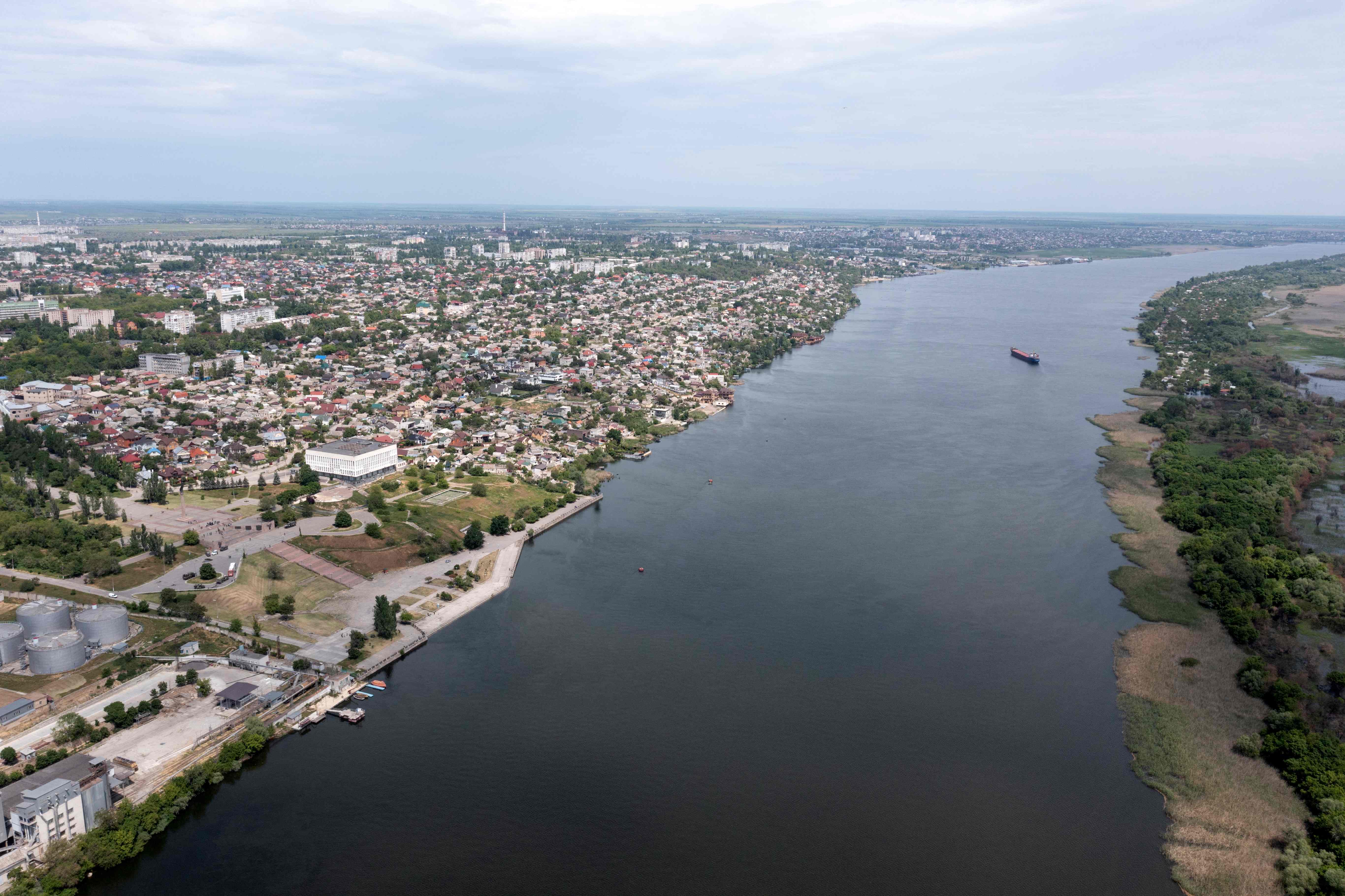 Kherson by med elva Dnipro i midten, tatt tidligere i år.